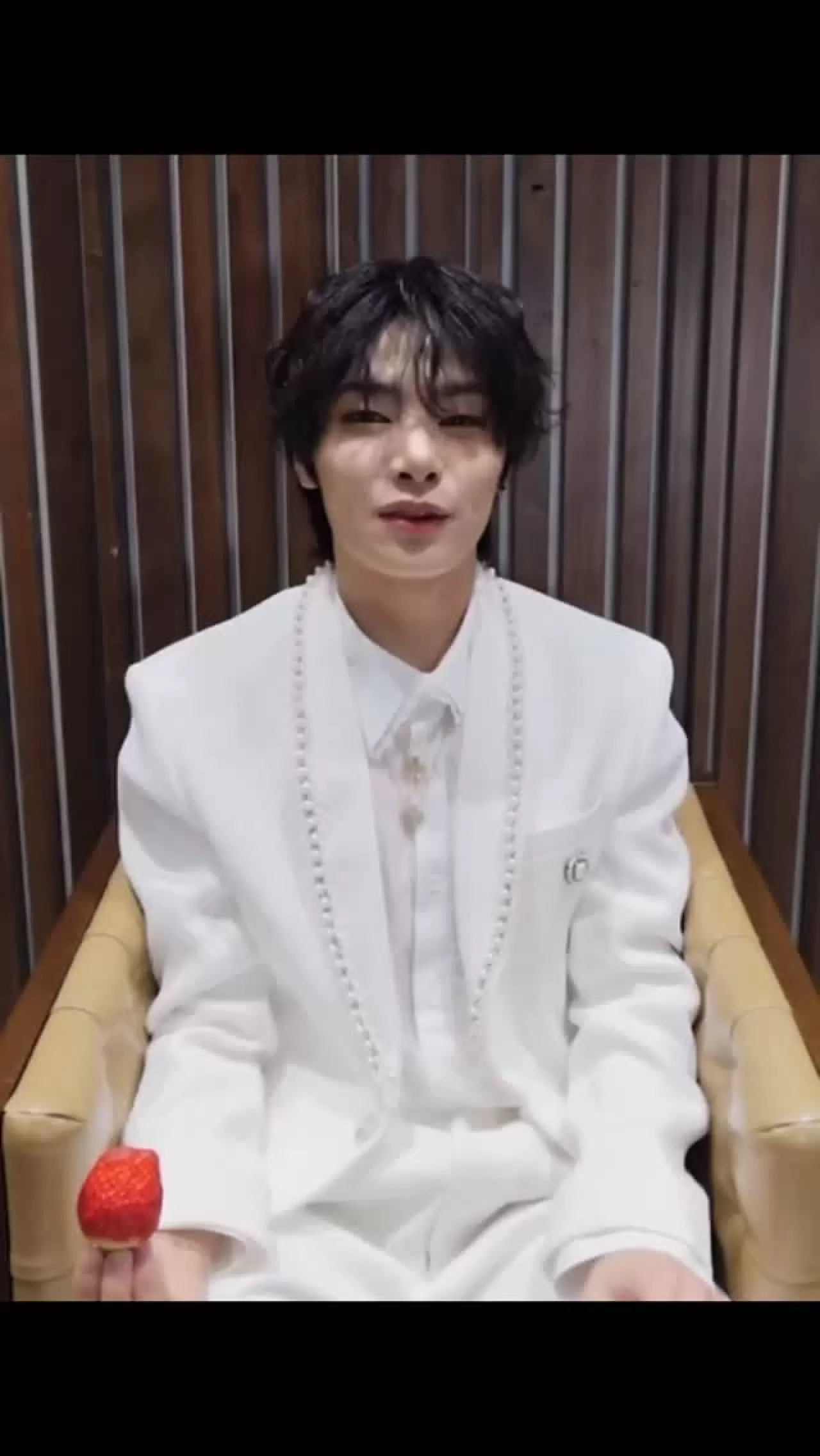 Stray Kids Üyesi I.N, Doğum Gününü Çilek Yiyerek Kutluyor