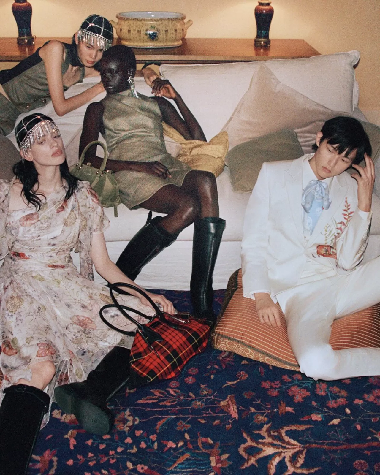 Alexander McQueen'dan 2026 İlkbahar Yaz Ön Koleksiyonu: Doğadan Esinlenen Zarif Çiçekler ve Dokunuşlar