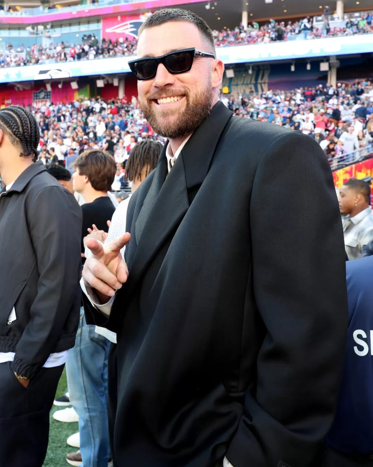 Travis Kelce, Büyük Maç Öncesi Saha İçinde Tek Başına Görüldü