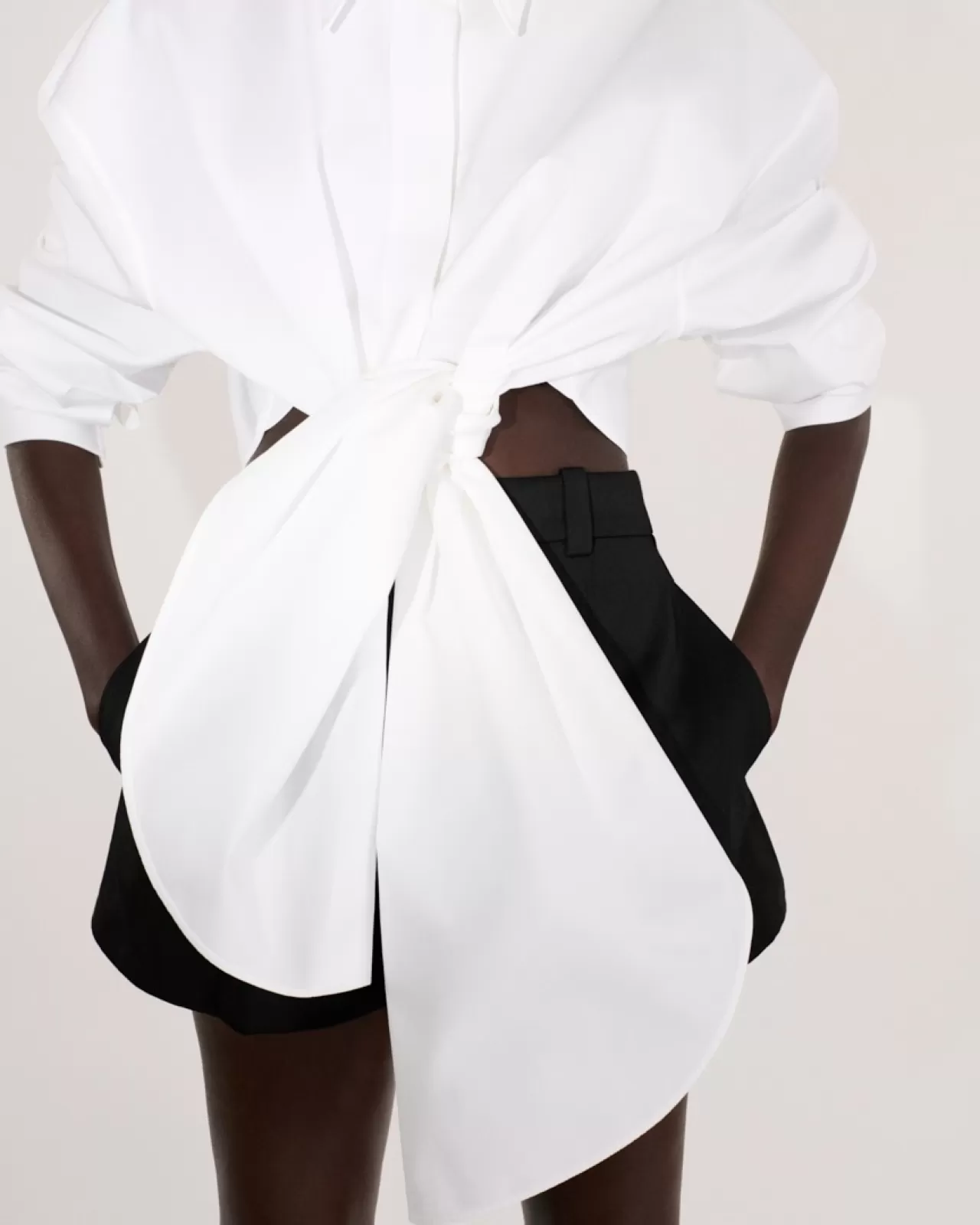 Givenchy'nin 2026 İlkbahar Koleksiyonu'ndan Kıyafet ve Aksesuarlar Gündemde