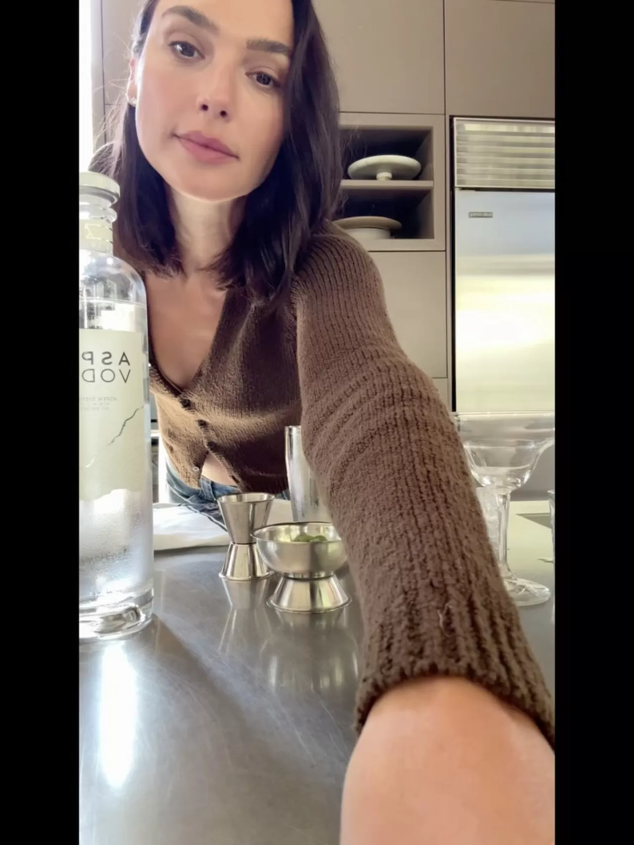 Gal Gadot'un Sade Bir Pazar Keyfi: Aspen Vodka ve Super Bowl