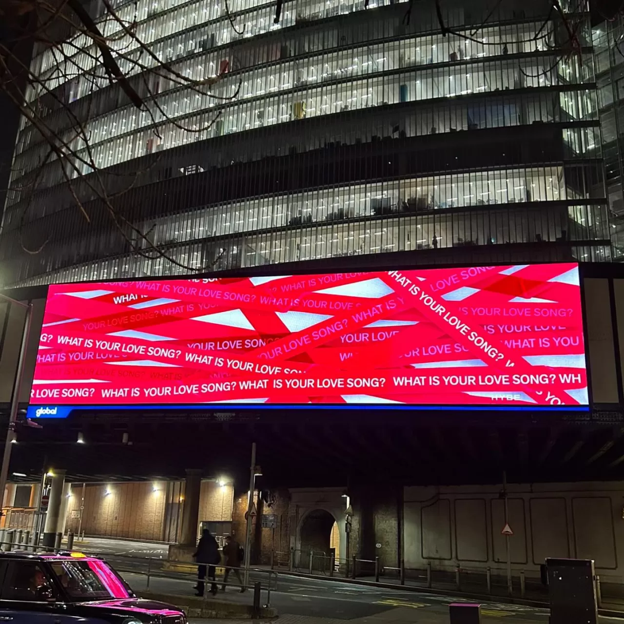 BTS'in Gizemli Posteri Londra'da Ortaya Çıktı