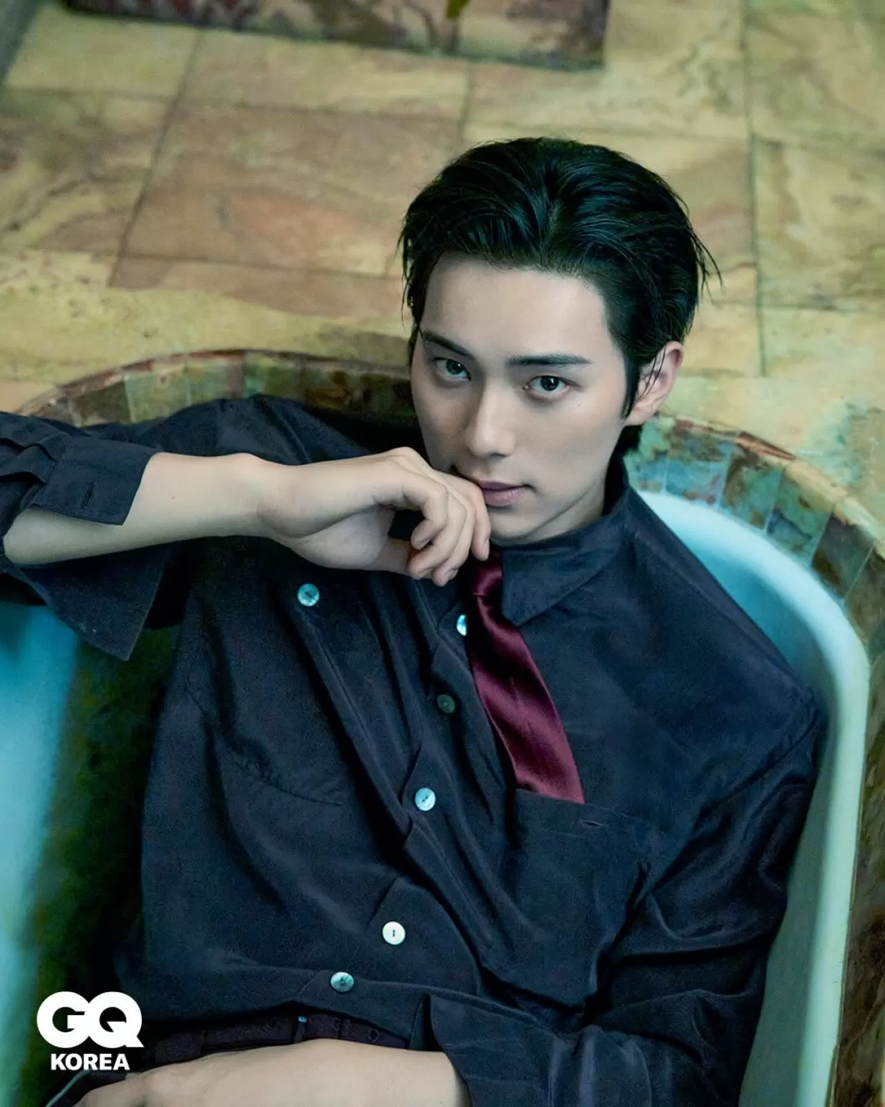 Lee Chaemin, Paris'te Saint Laurent Stili ile Öne Çıkıyor