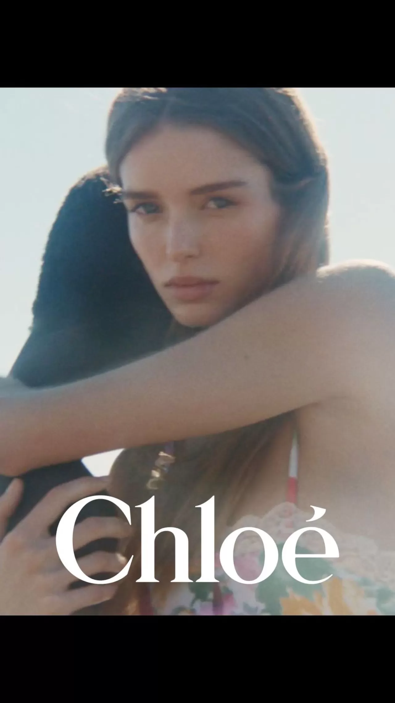 Chloé'nün 2026 Yaz Kampanyası, Sahil Manzarasında Doğallığı ve Özgürlüğü Kutluyor