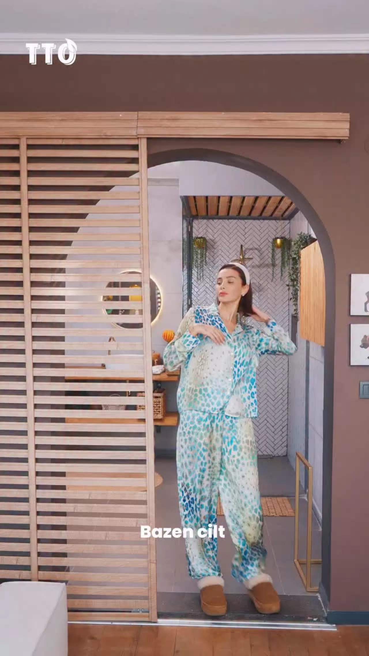 Özge Ulusoy'un Tercihi: Altın Parçacıklı Cilt Bakım Yağı Piyasada