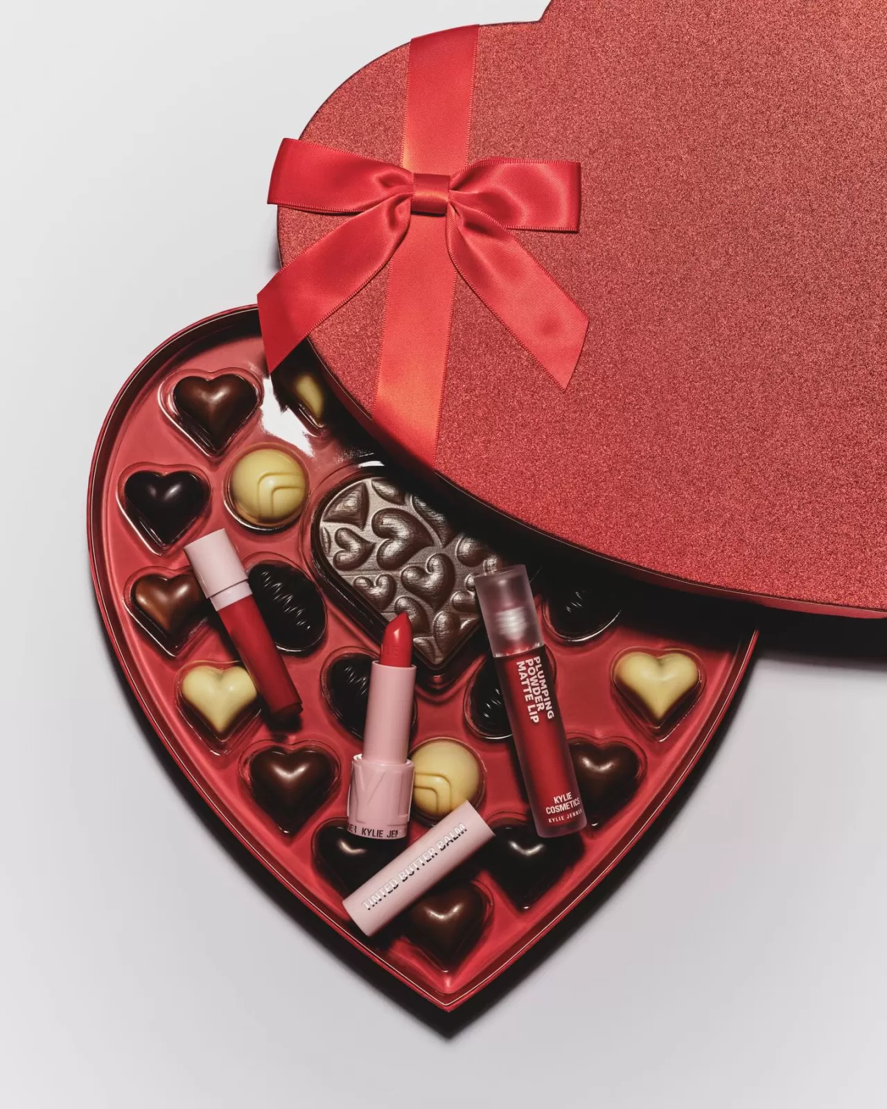 Kylie Cosmetics, Sevgililer Günü İçin Kırmızı Ruj Vurgusu Yaptı