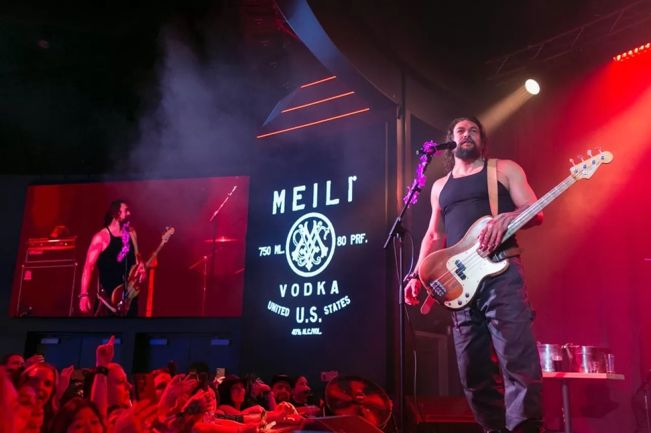 Jason Momoa, Tatata ile İlanı Resort'ta Sahne Aldı