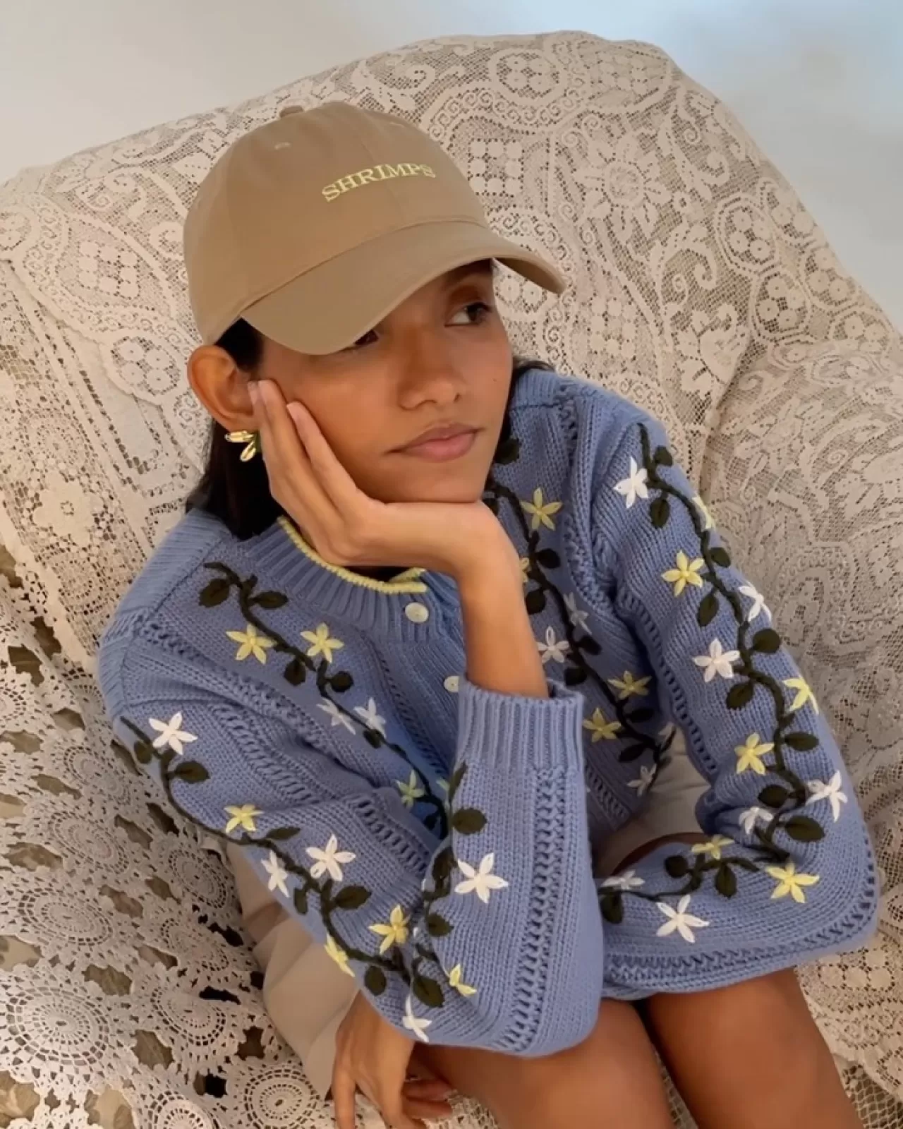 El İşlemeli Hesper Kardigan ve Circe Şapkası ile Minimalist Tarz