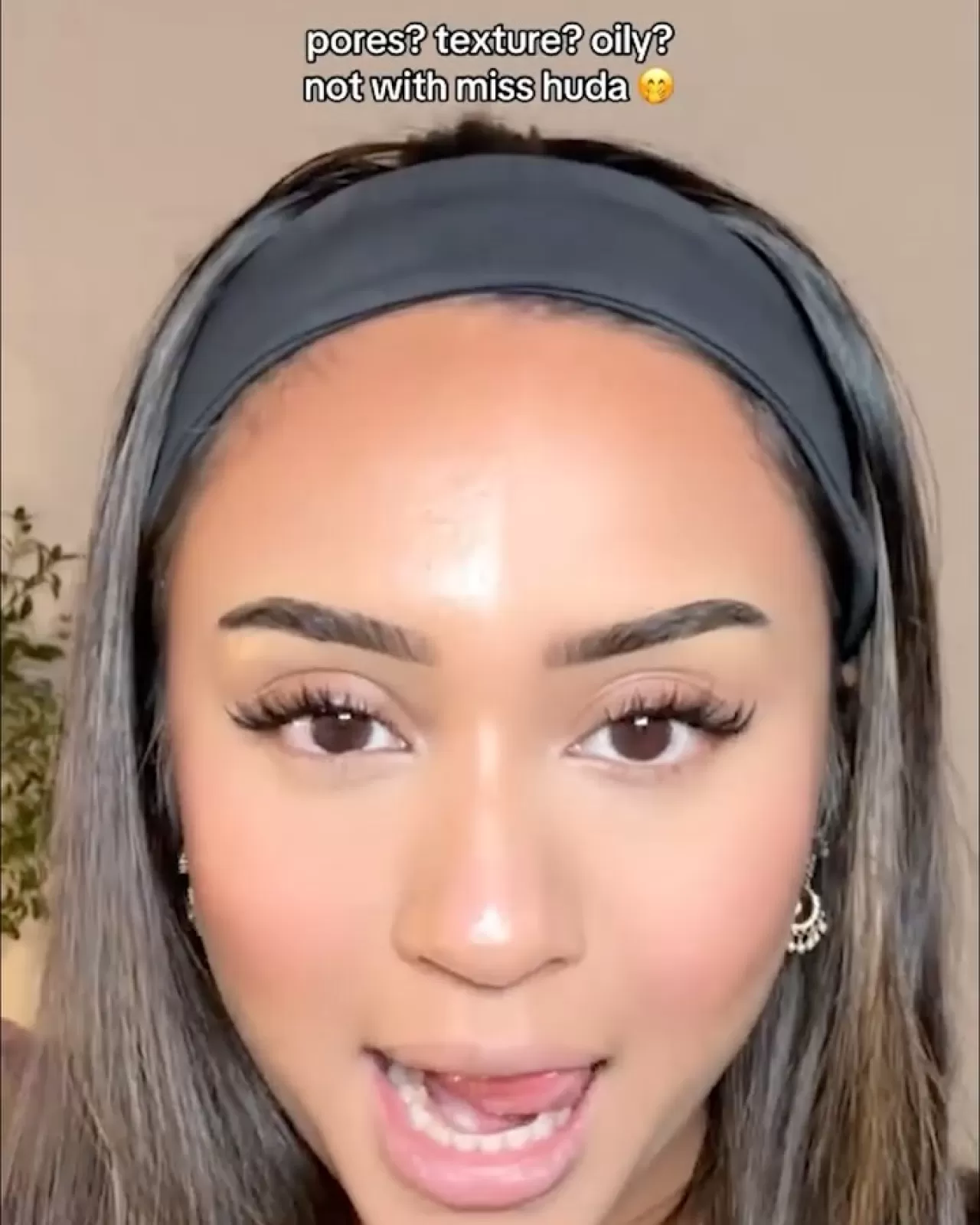 HUDA BEAUTY'nin Easy Bake Pudrası, Doğal Makyaj Trendinde Öne Çıkıyor