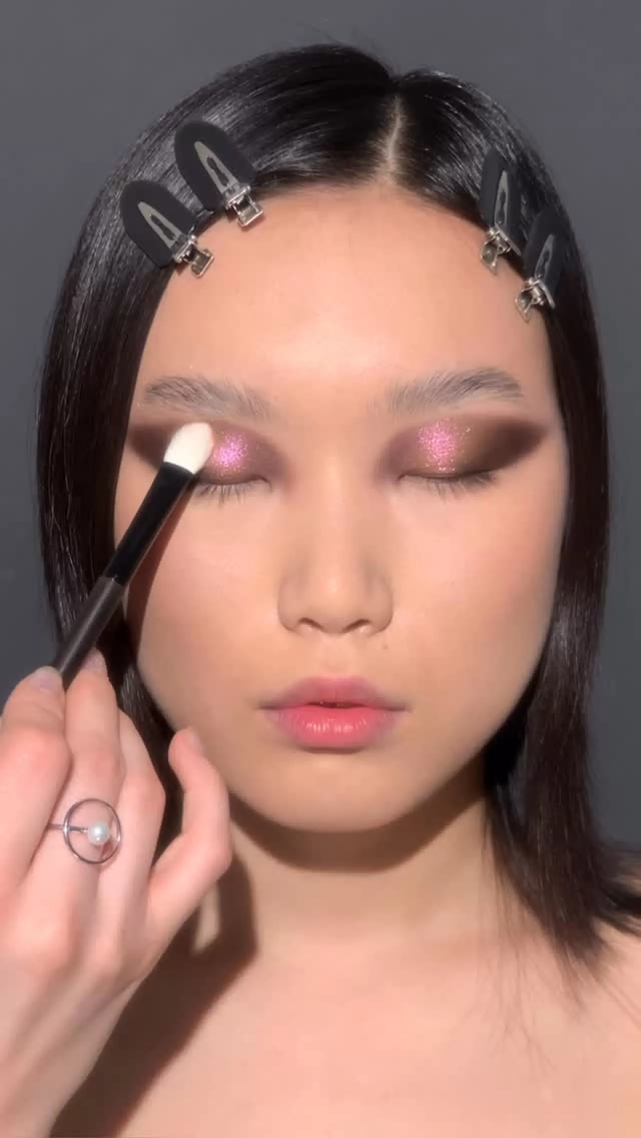 Pat McGrath'un 'Sublime Shimmer' Makyajı, Metallik Tonlarla Göz Alıyor