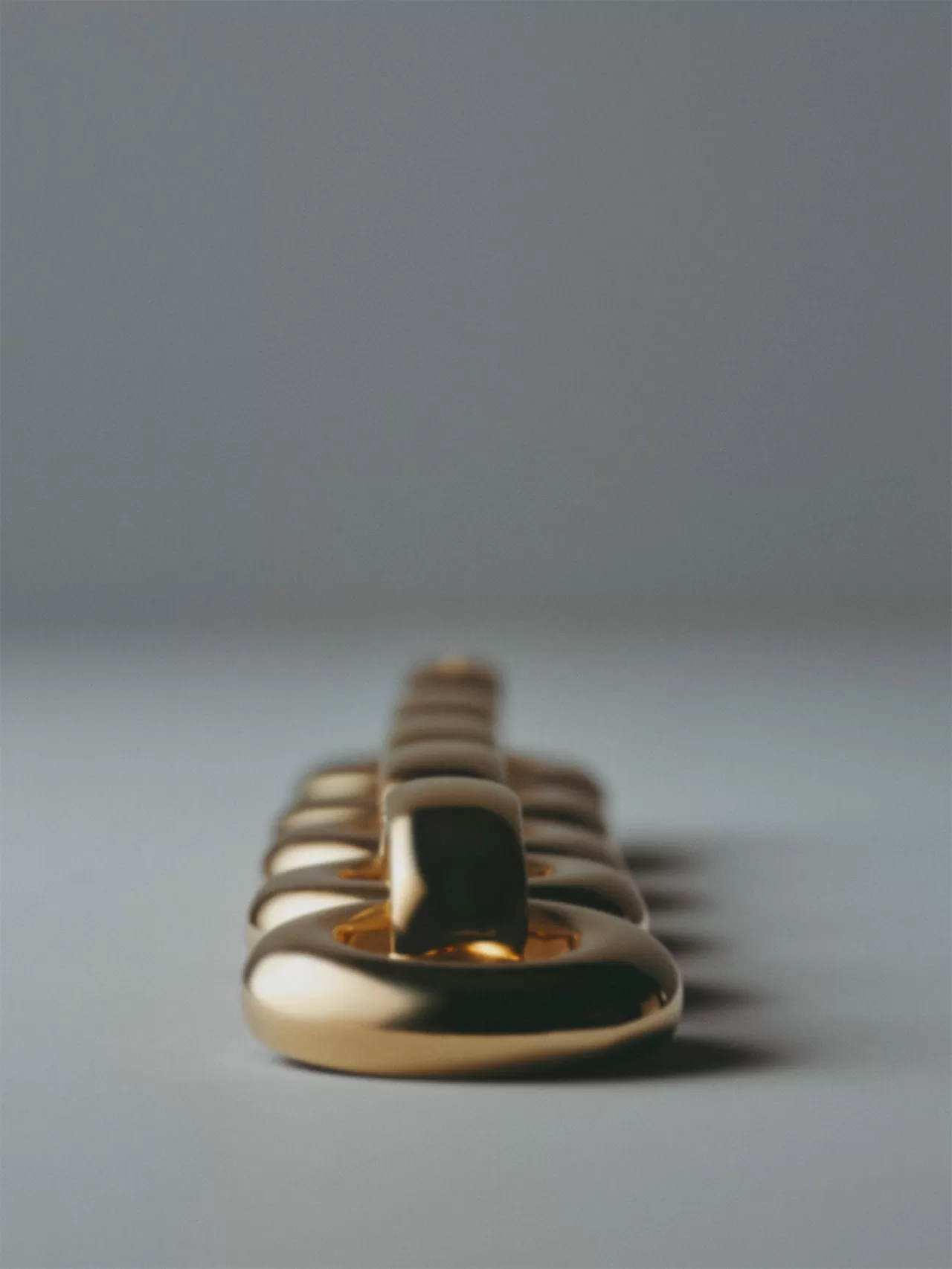 Balenciaga'dan Yeni Takı Koleksiyonu: Eisa Bilekliği ve Gala Küpeleri