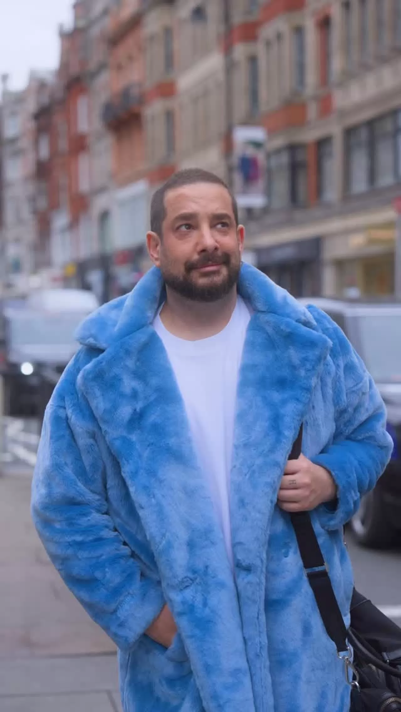 Enis Arıkan, Londra'da Yaşadığı Anıyı Paylaştı: Sokaktaki Işıltının Sırrını Açıkladı