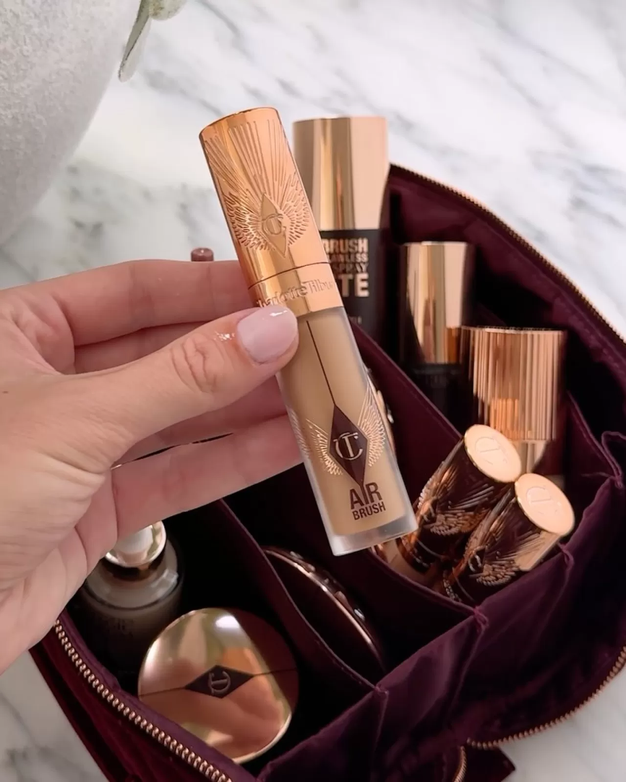 Charlotte Tilbury'dan 16 Saat Süren 'Kusursuz' Makyaj Rutini