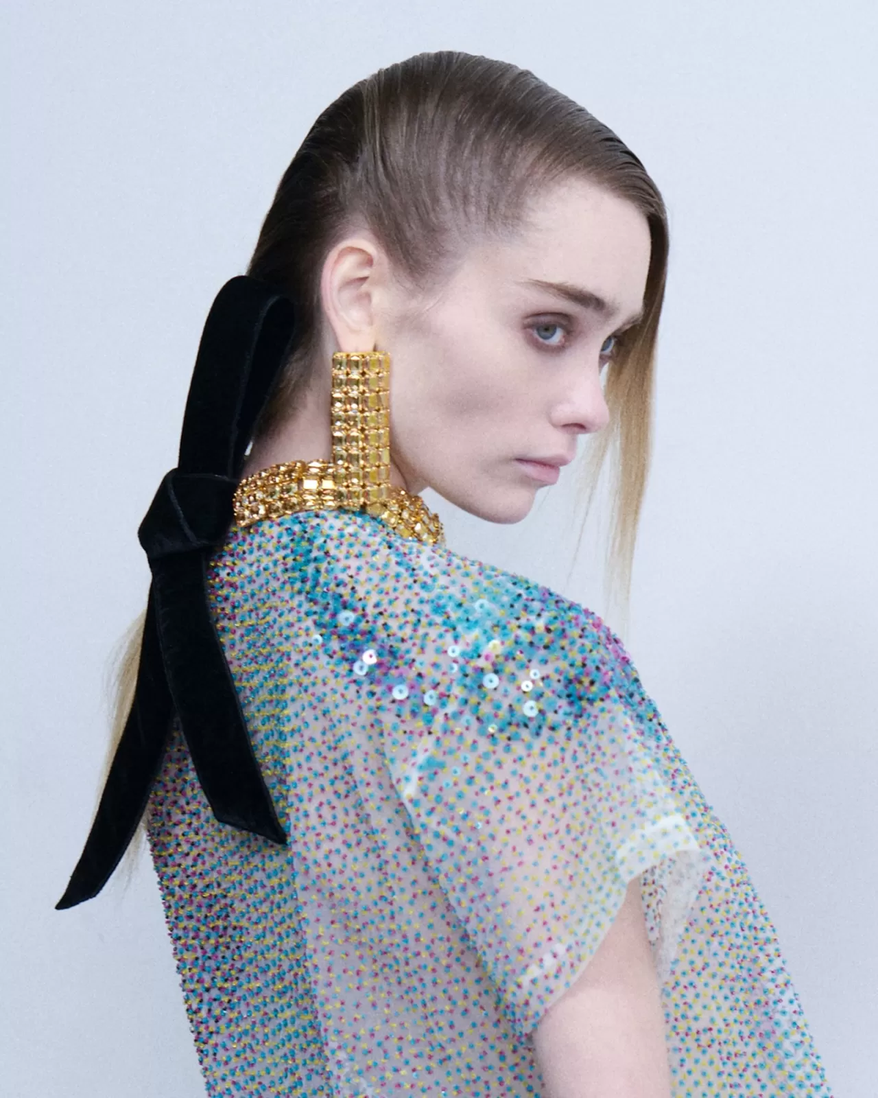 Milk Makeup'ın Sonbahar/Kış 26 Defilesinde Look 15: CMYK Portre Pullu Tasarım