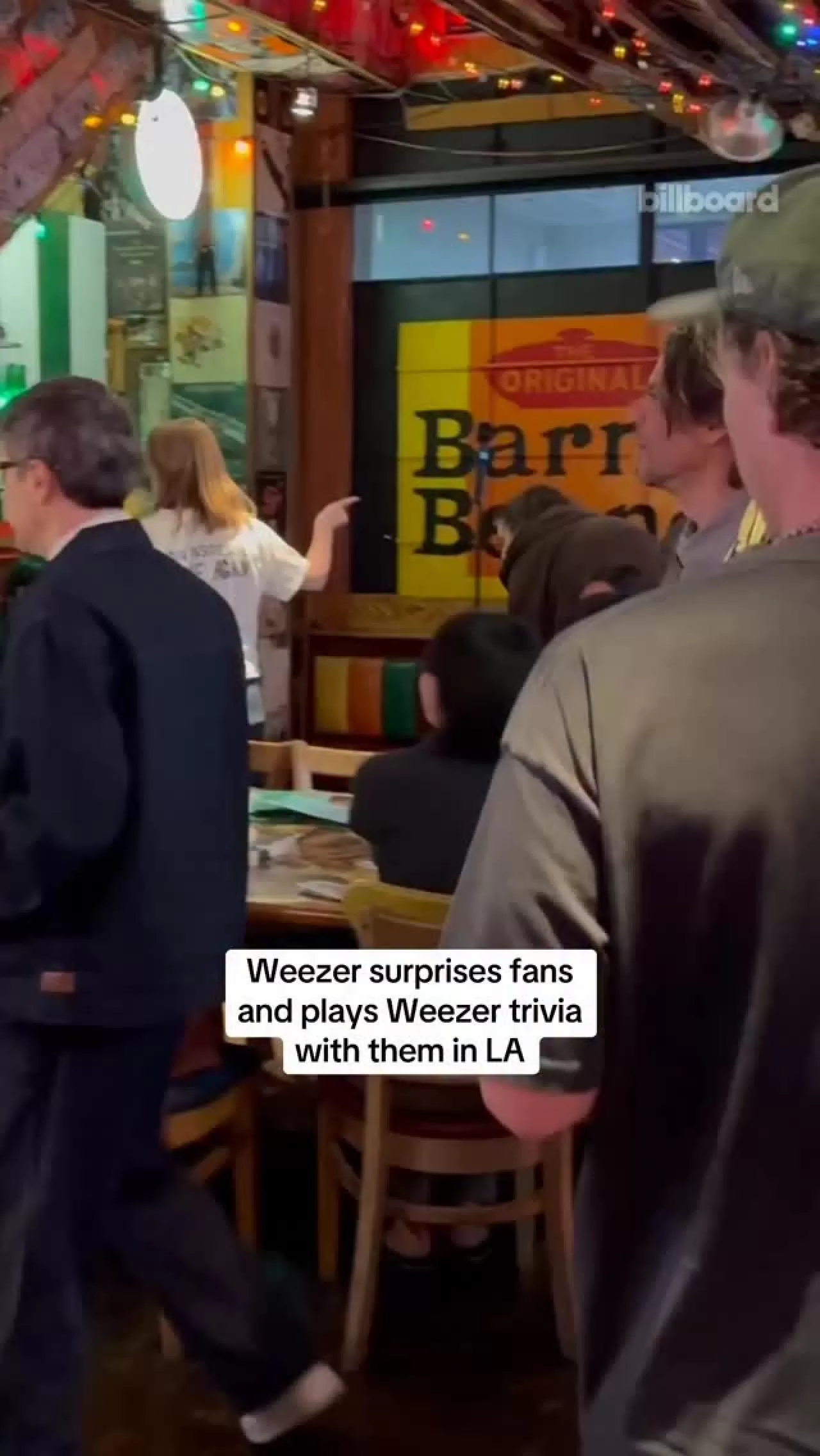Weezer, LA'da Fanlarla Trivia Oynadı