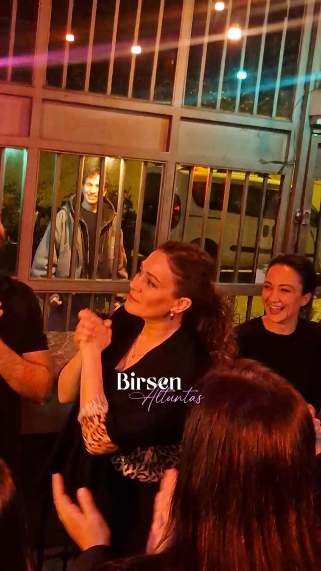 Özge Borak Dünya Tiyatrolar Günü'nde "Tebdil" Oyunuyla Sahne Alıyor