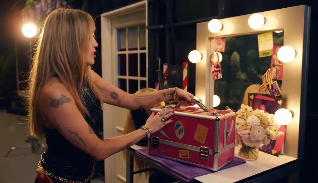 Miley Cyrus, "Younger You" Şarkısıyla MTV'de Gençliğine Duygusal Dönüş Yaptı