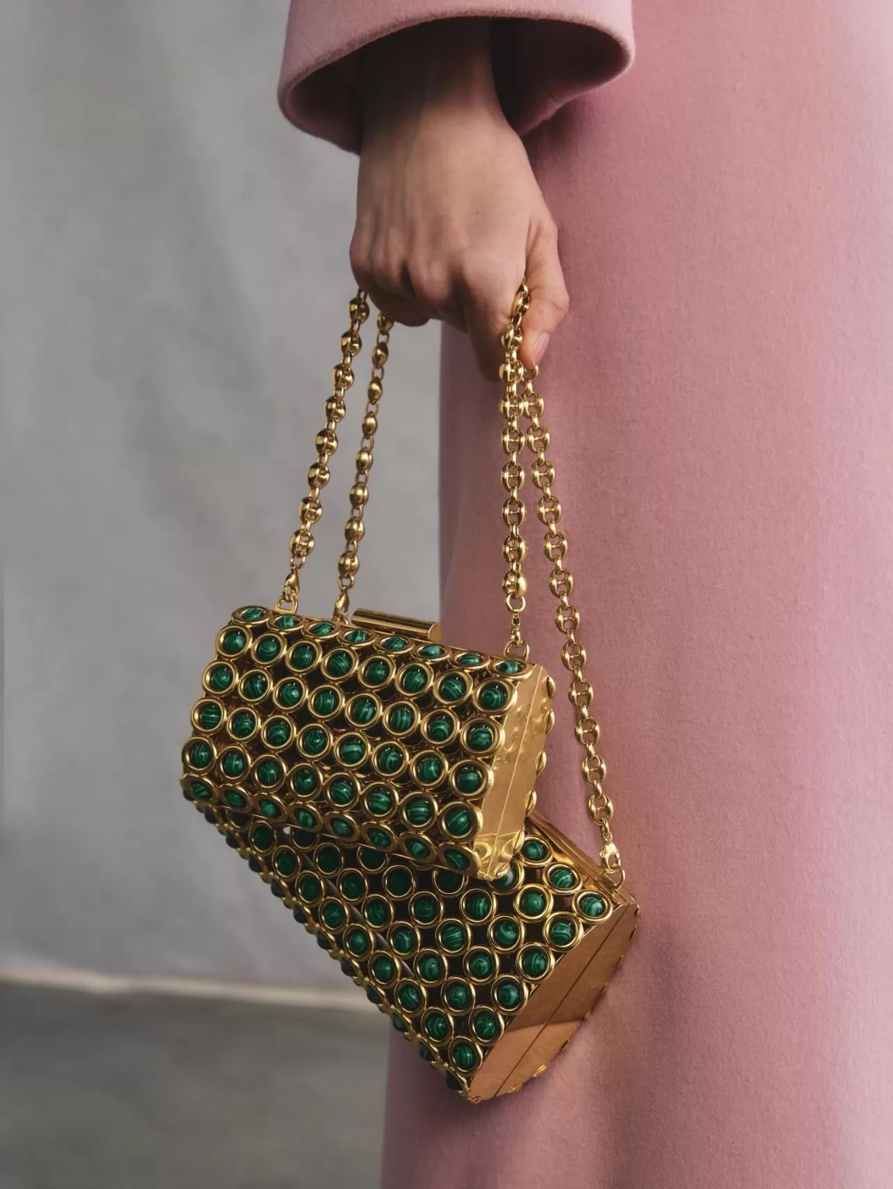 Oscar de la Renta Fall 2026: Malachite Aksanlı Gilt Saturn Minaudière