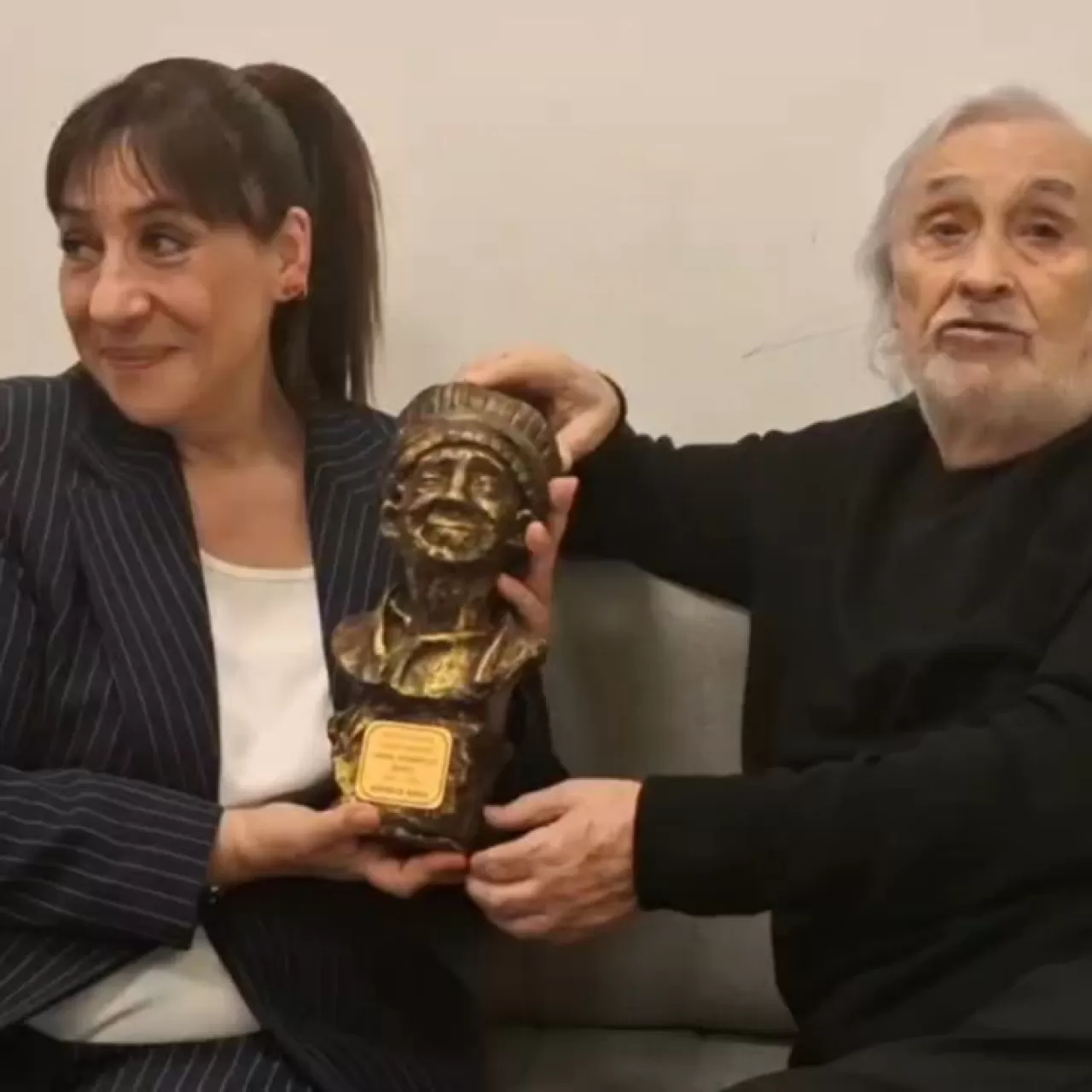 Binnur Kaya, Dünya Tiyatro Günü'nde İsmail Dümbüllü Ödülü'nü Aldı