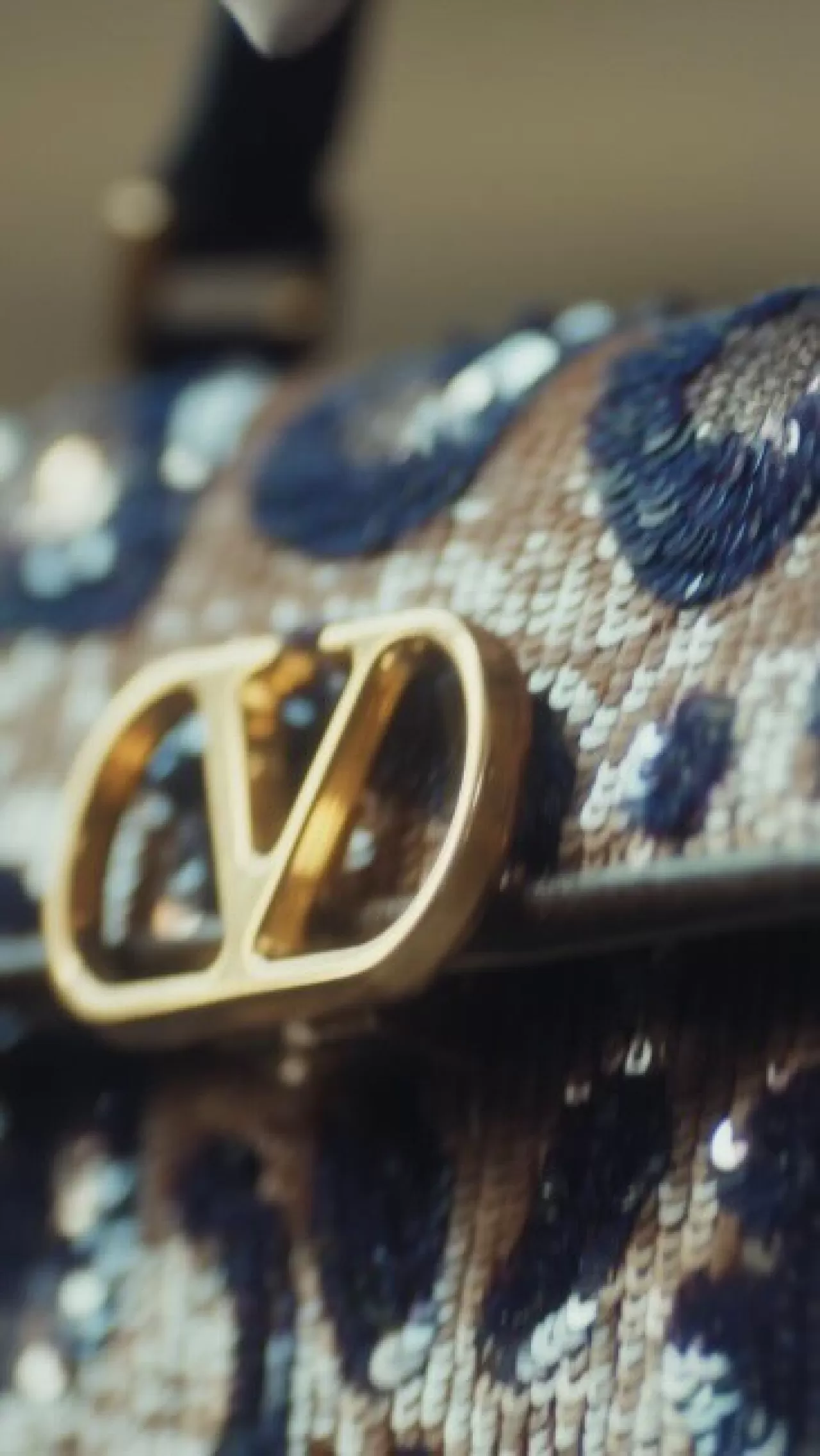 Valentino Garavani VSling: Fireflies 2026 Koleksiyonunda Parıltılı Leopar Deseni