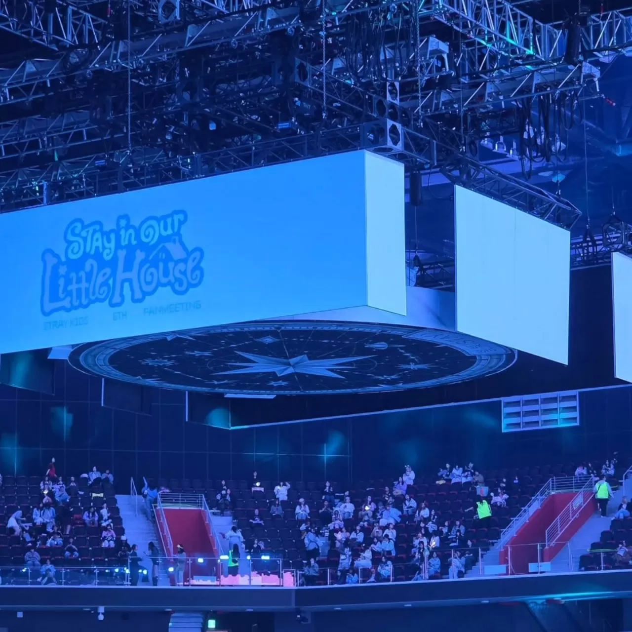 Stray Kids Sahne Tasarımında Dev STAY Pusulası