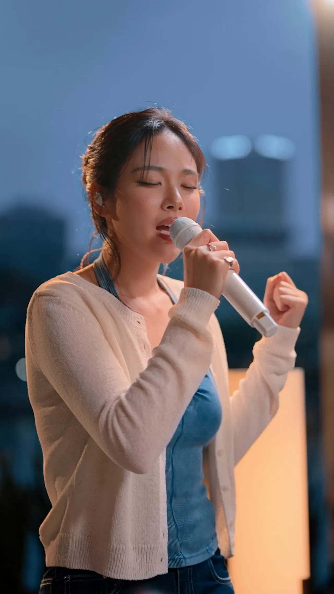 Bibi (BIBI) UOB Afterhours'da Bam Yang Gang ile Dijital Konser Verdi