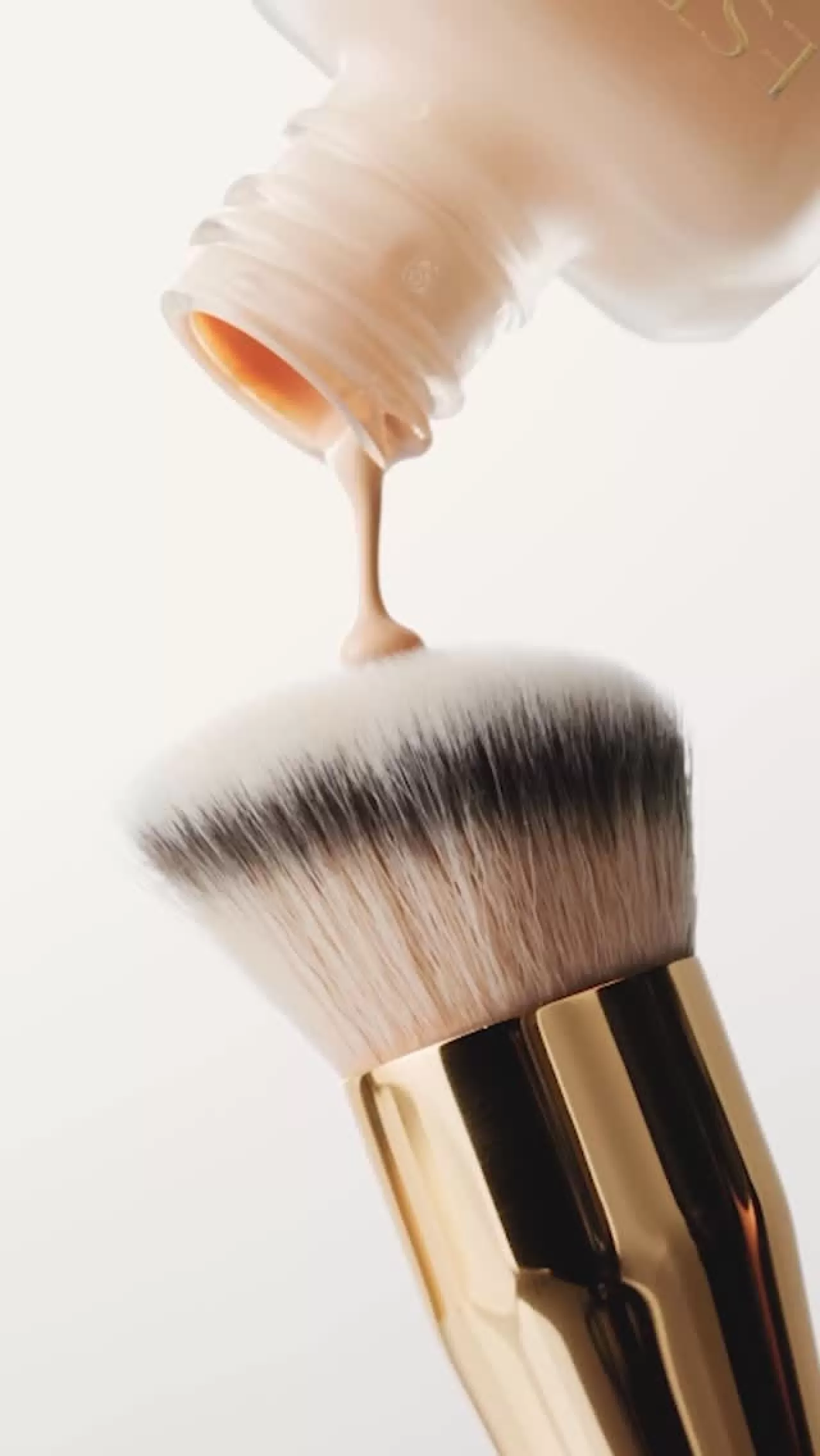 Estée Lauder Yeni Double Wear'ını Tanıttı: Soluk ve Katmanlanabilir