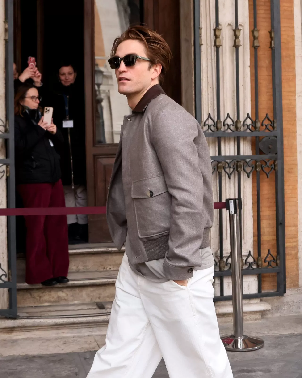 Robert Pattinson'ın Rome'da Gösterdiği Baggy & Beyaz Pantolon Trendi