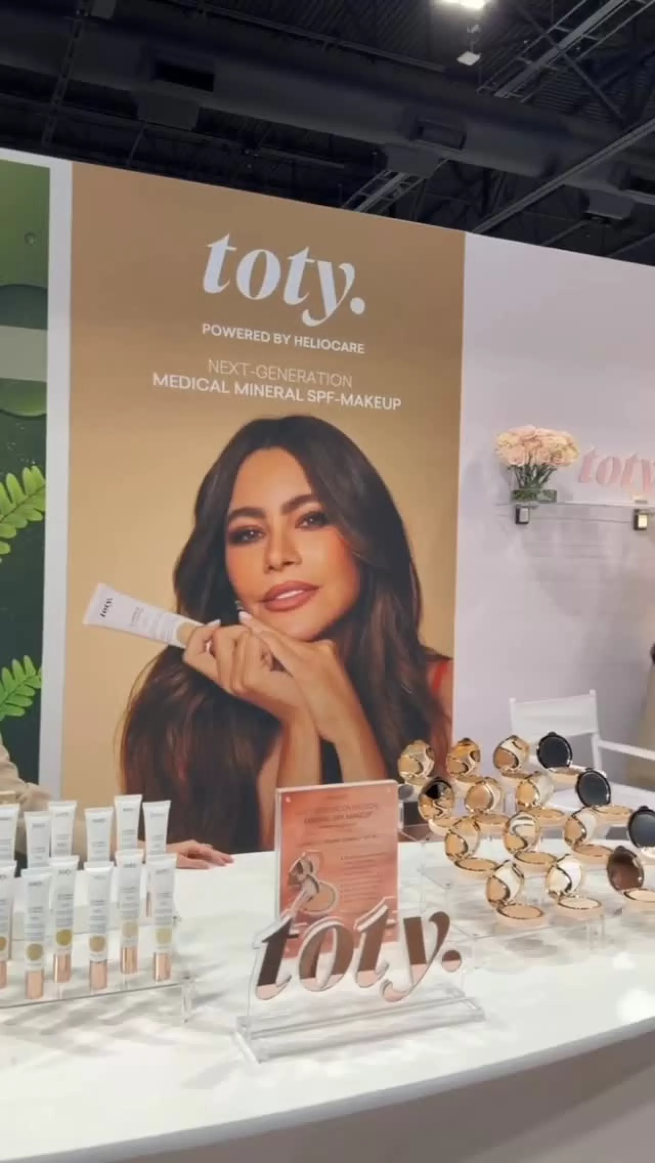 Sofía Vergara AAD'de Dermatologlara Güneş Koruma Sundu