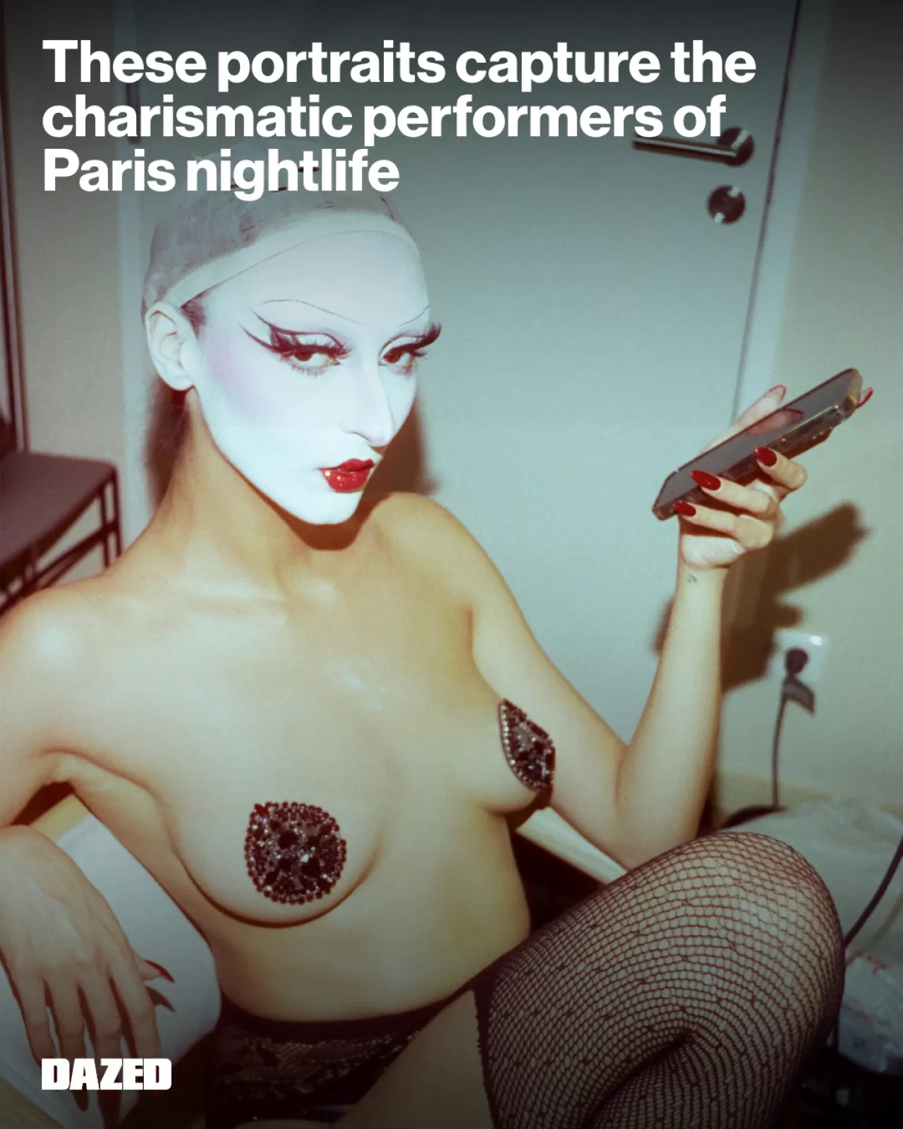 chanelvictor_'ın Paris'in Gizli Sahne Sanatçılarını Belgeleyen Fotoğraf Serisi