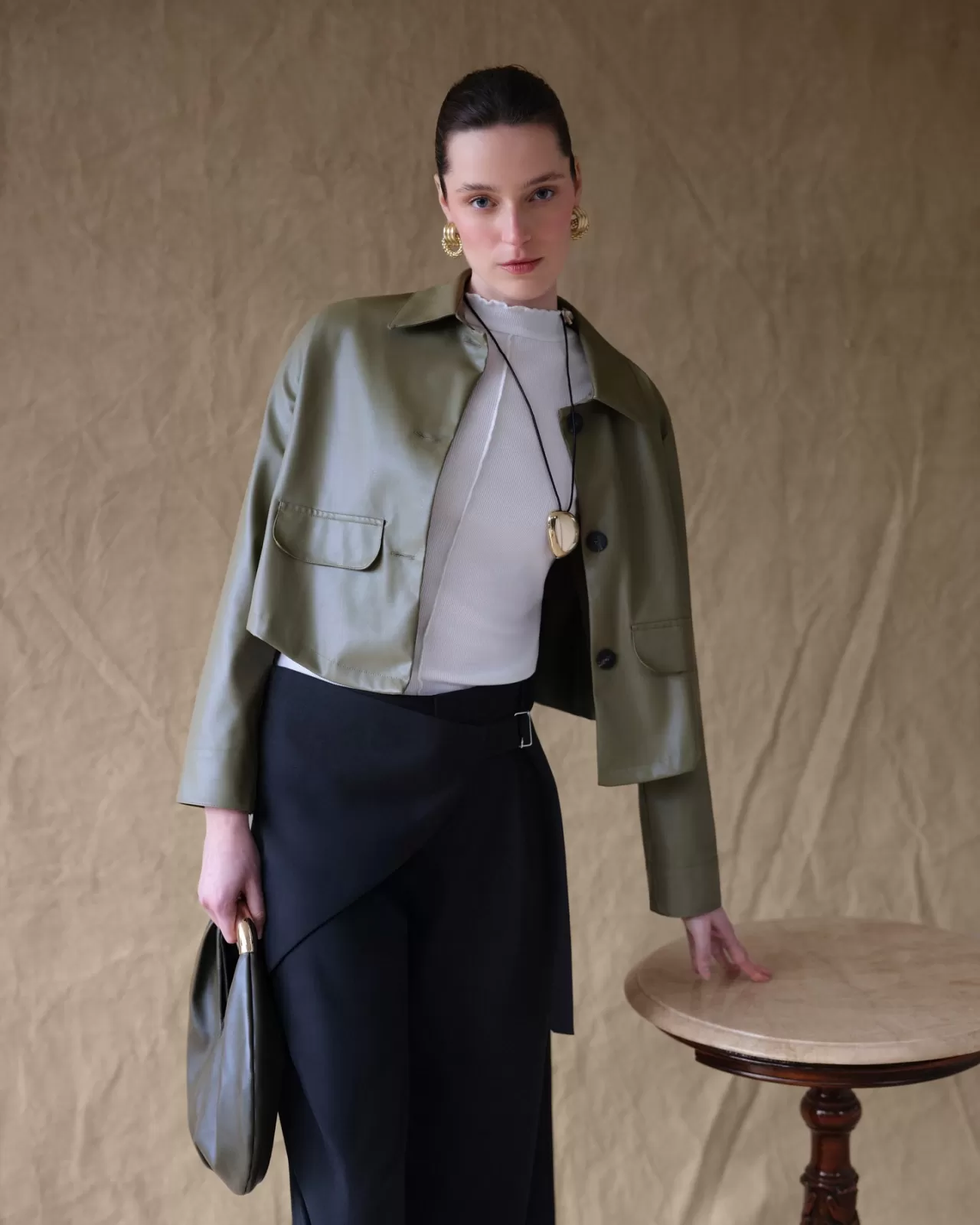 LC Waikiki 2026 Bahar Trendleri: Yeşil Ceket, Siyah Pantolon, Ekru Body