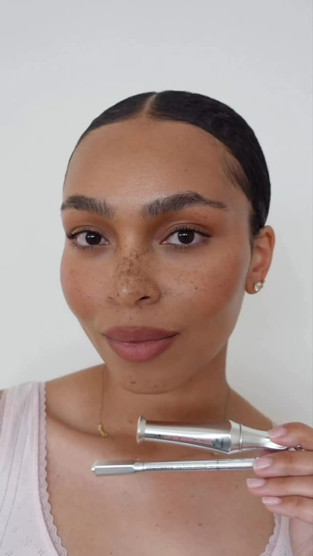 AlexisLConway x Benefit Cosmetics: İhtiyacınız Olan Tek Kaş Eğitimi