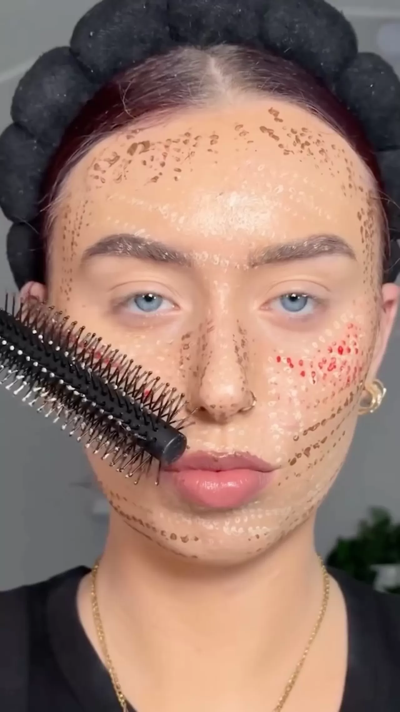 Emma Farrell'in Saç Fırçası ile Kontür Hack'i: Denemeyecek misiniz?