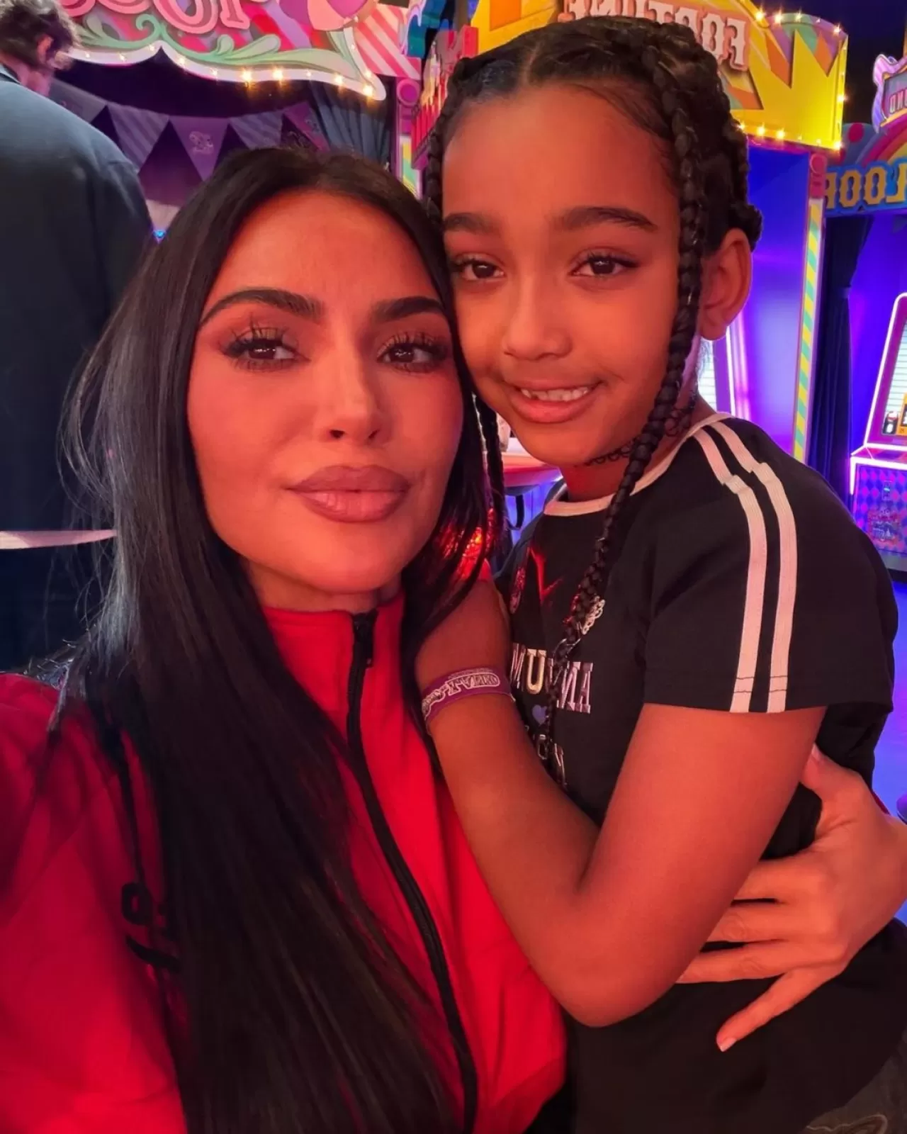 Kim Kardashian Tokyo'da Lewis Hamilton İpucu Veren Kıyafetle Poz Verdi