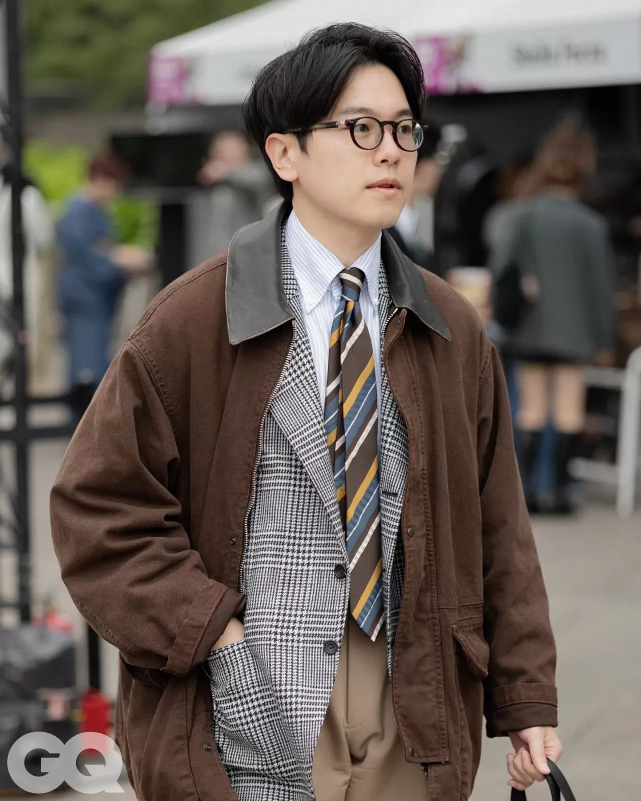 2026 GQ Suit Walk Earth Tone Trend: Kış Sonu Bahar Stili