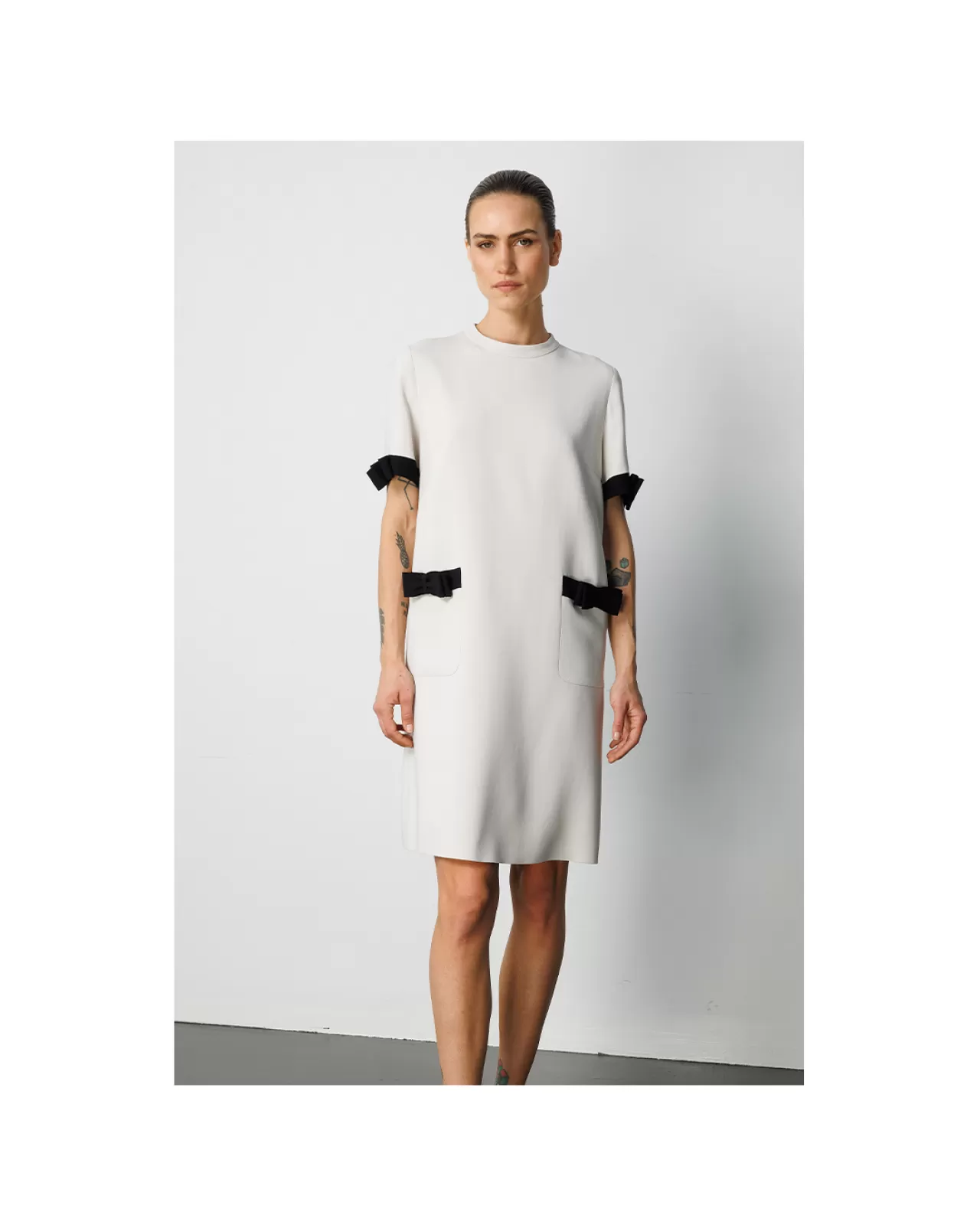 Tuzun Giyim Fiyonklu Elbise: Klasik Silüet ve Romantik Detay