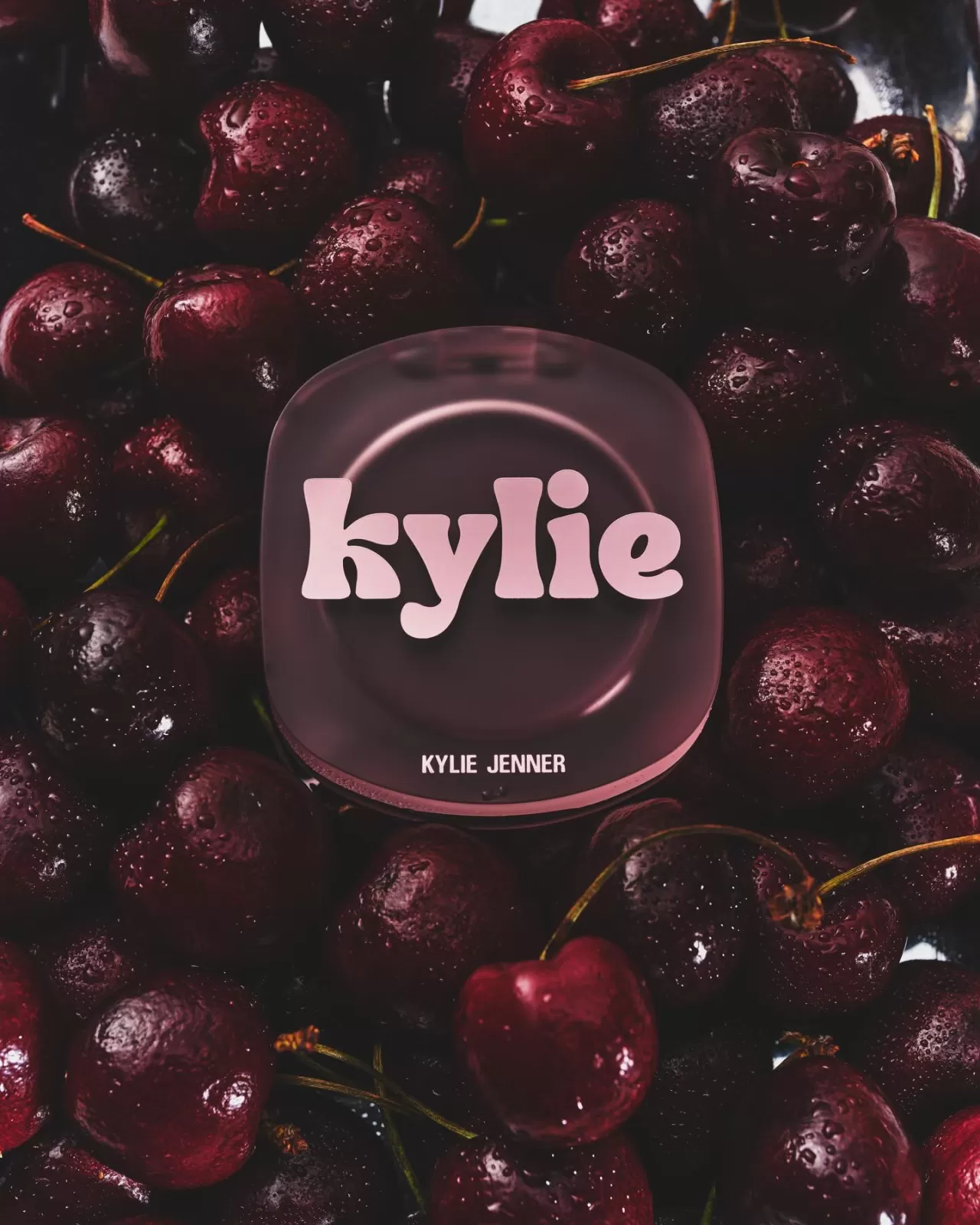 Kylie Cosmetics Yeni Cherry Red Makyaj Koleksiyonunu Duyurdu