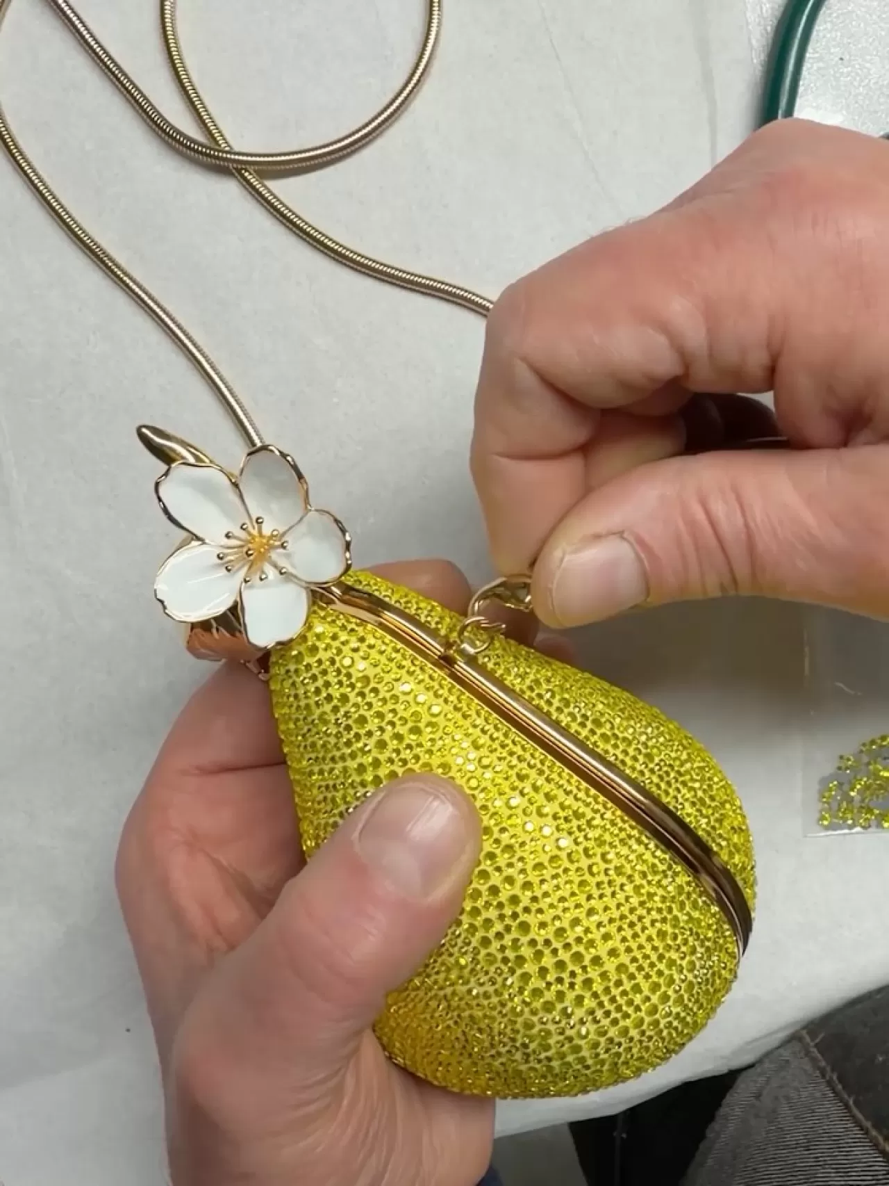 Oscar de la Renta 2026 İlkbahar: Kristal ve Altın Detaylı Pear Minaudière