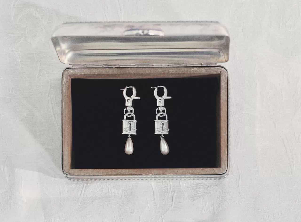 Vivienne Westwood'un Celestia Small Küpeleri Satışa Sunuldu