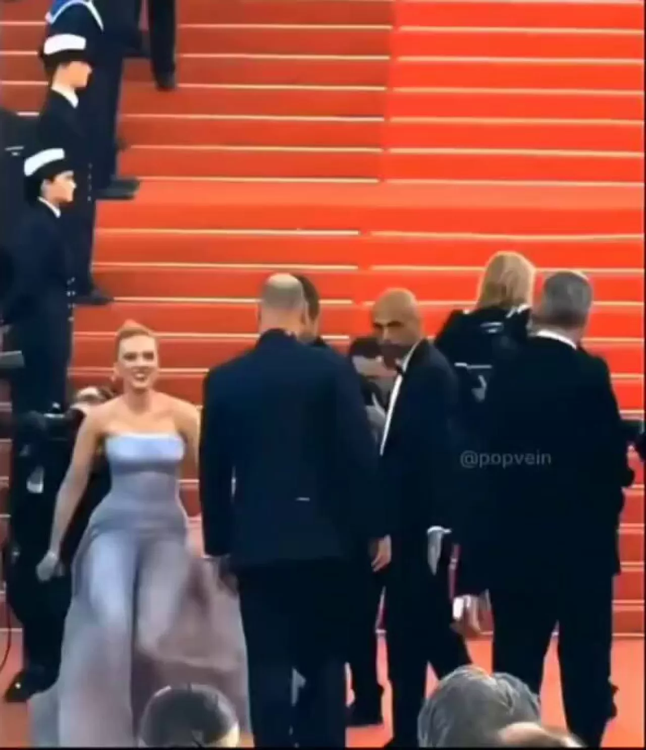 Scarlett Johansson'ın Kameralardan Kaçışı: Kırmızı Halıda Tarihi An