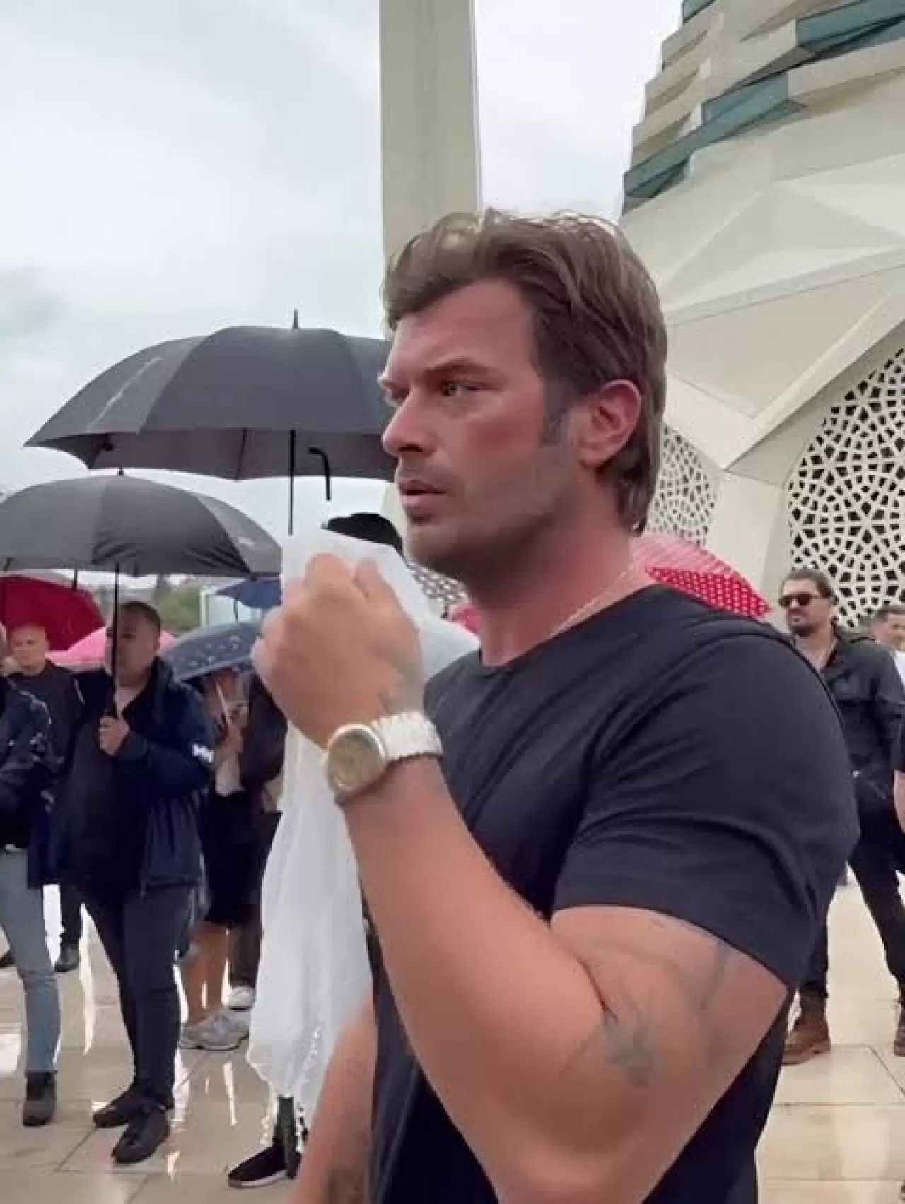 Kıvanç Tatlıtuğ'dan Samimi Paylaşım: 