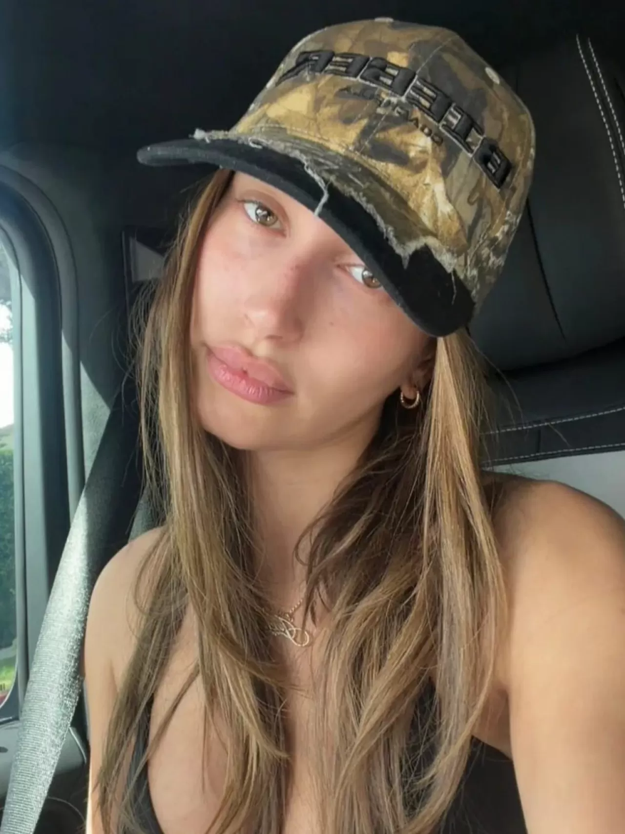 Hailey Bieber Coachella Öncesi Saç Dönüşümüyle Dikkat Çekti