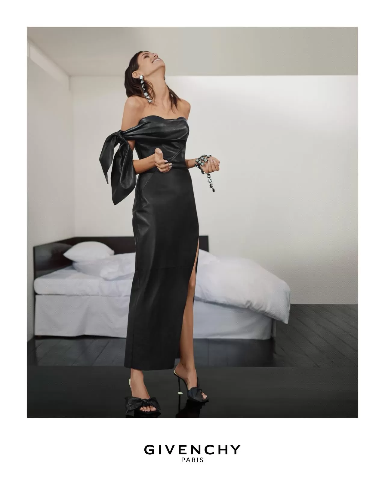 Givenchy Yaz 2026 Koleksiyonu: Kaia Gerber İkonik Stiliyle Dikkat Çekiyor