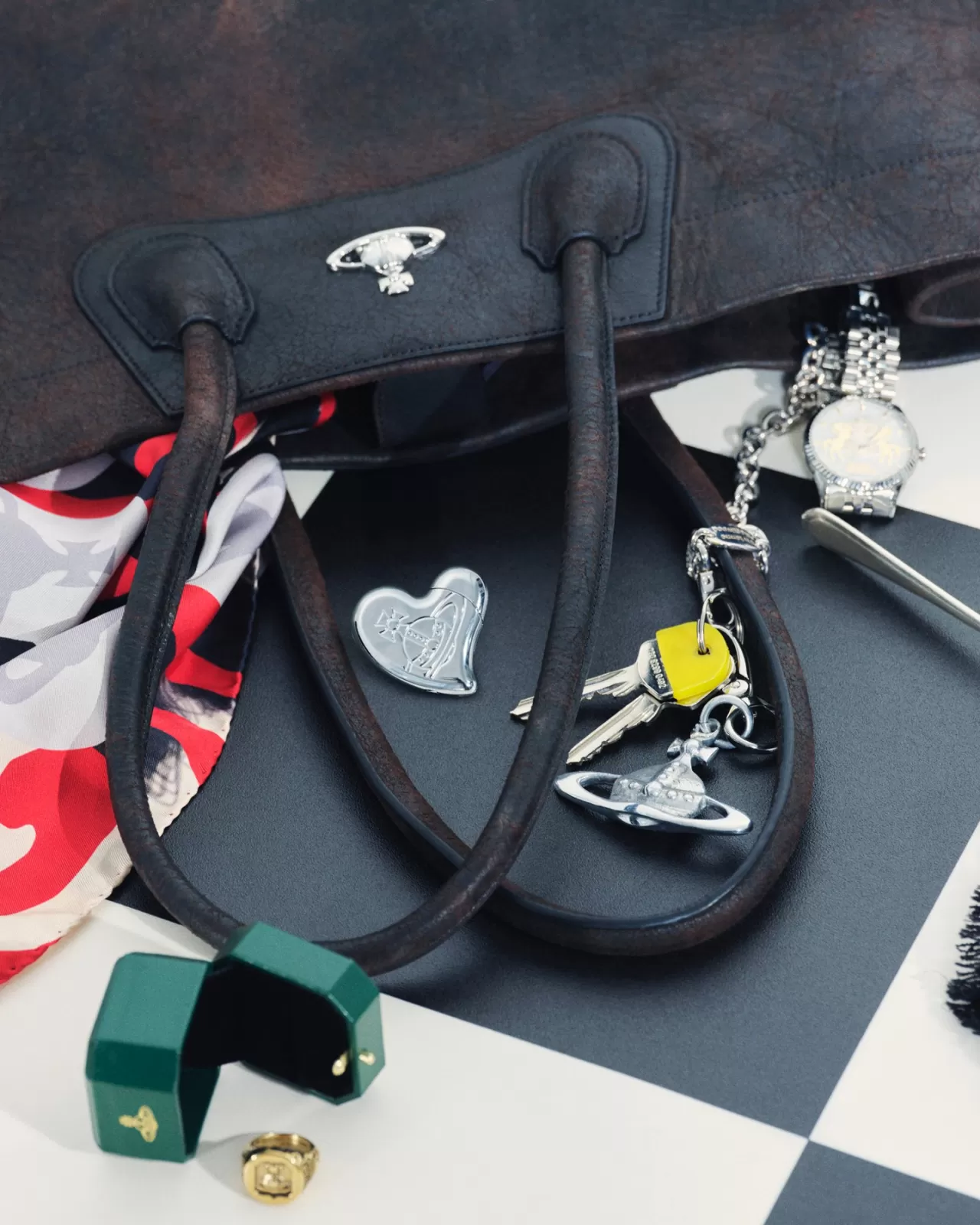 Vivienne Westwood 2026 İlkbahar-Yaz Çanta Koleksiyonu: Vintage Detaylar ve Metalik Dokunuşlar