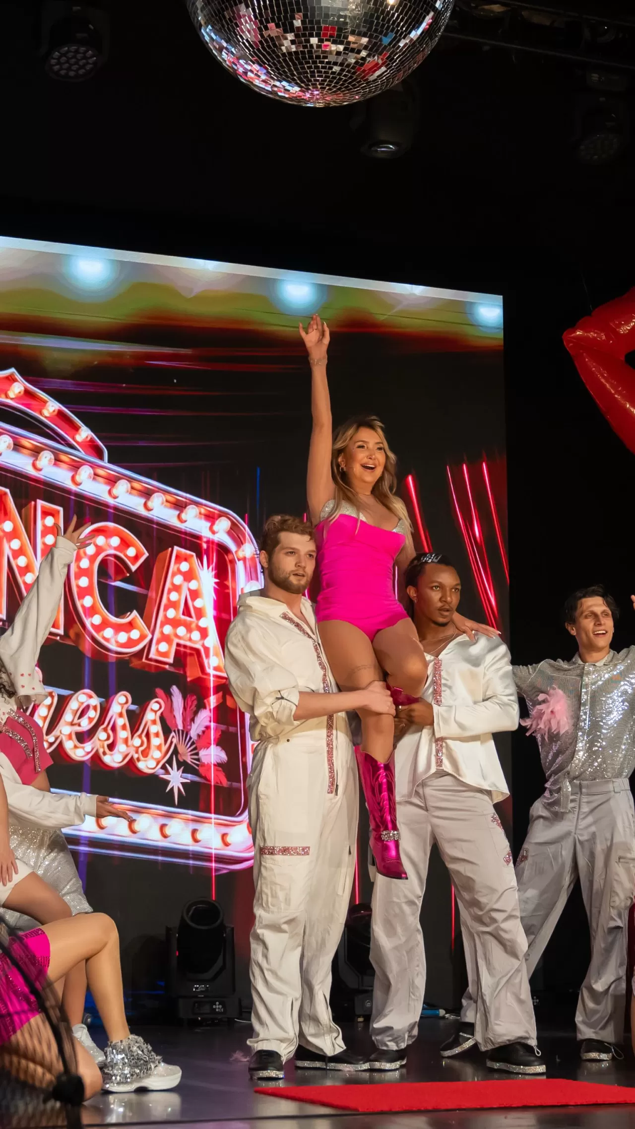 Yonca Evcimik'in 90'lar Ekspresi Prömiyeri Yapıldı