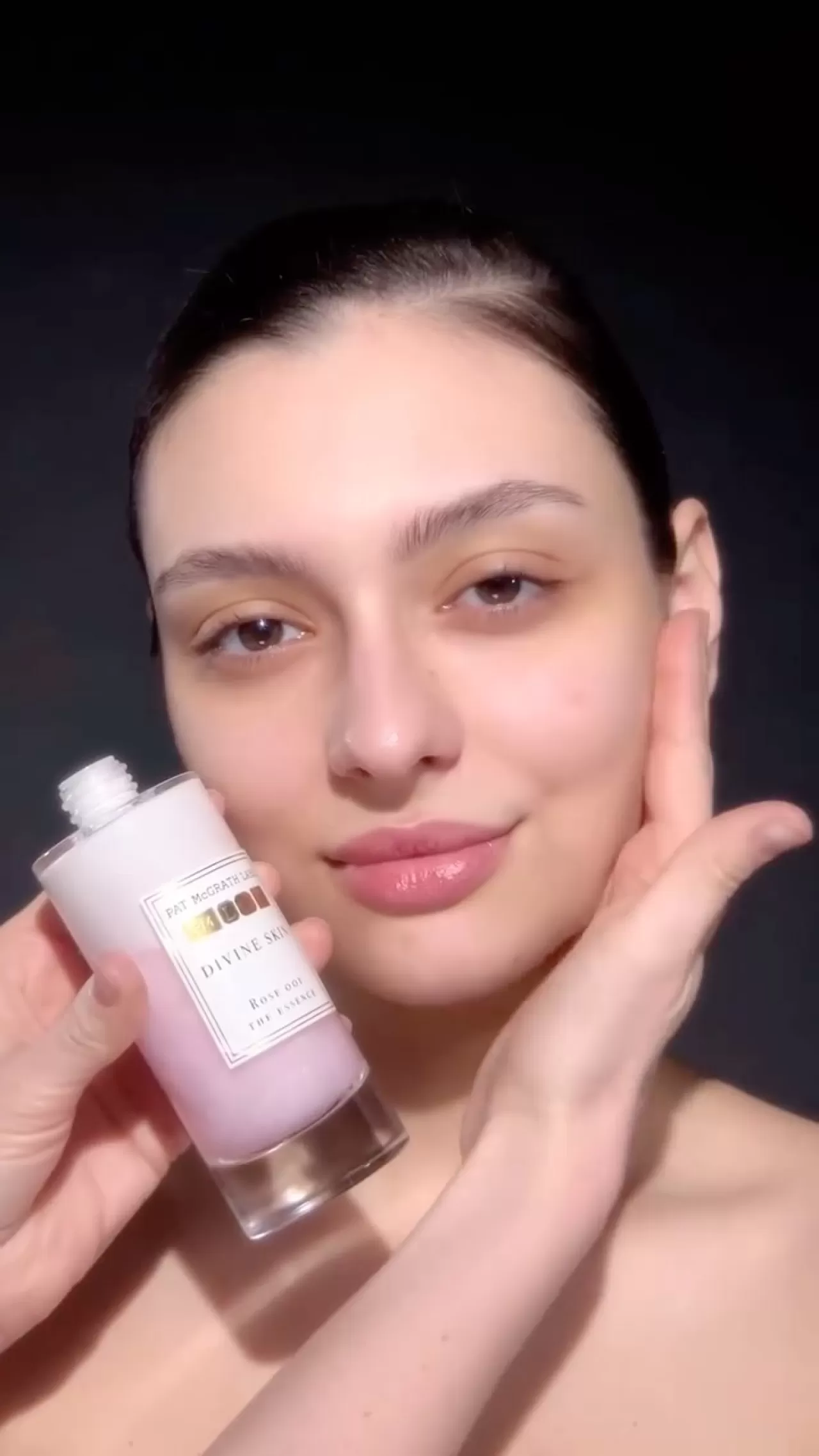 Rose 001 The Essence and Glow Cream: Anında Nemlendirme ve Işıldayan Cilt