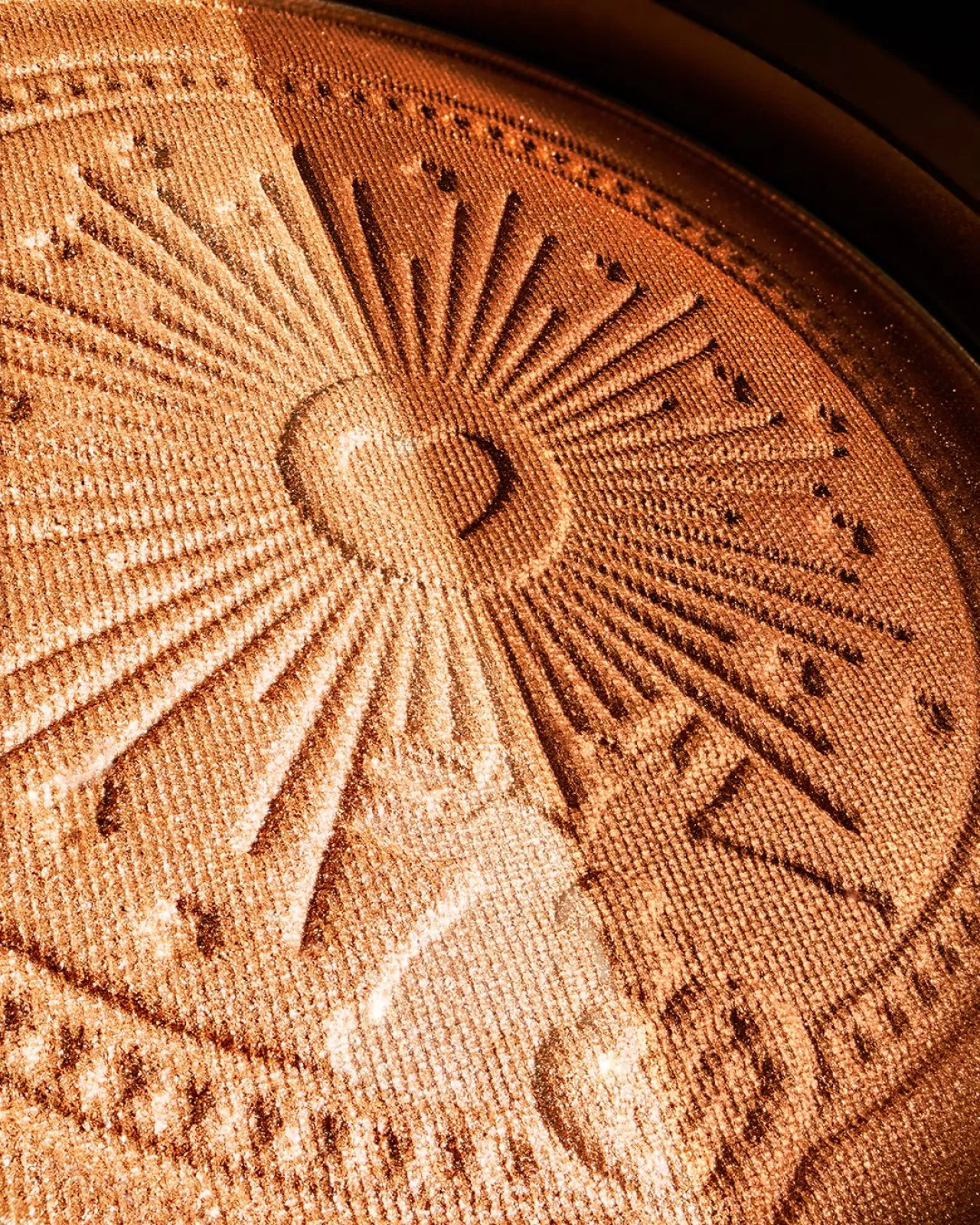 Too Faced, Tek Üründe Üçlü Etki Sunan Yeni Bronzer'ını Tanıttı