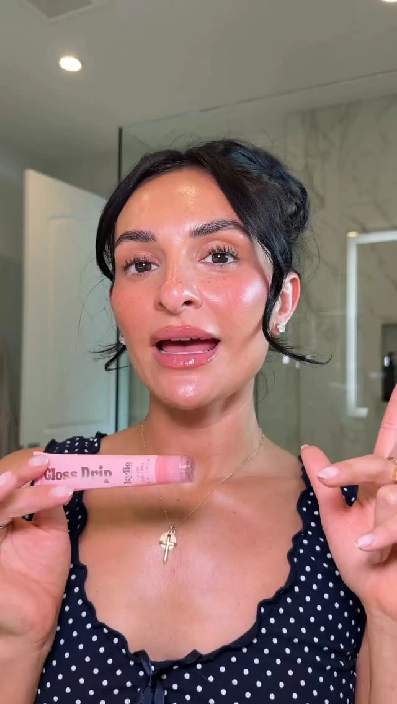 Lexa Ferrell, Kylie Cosmetics'in Gloss Drip Ürünüyle Dikkat Çekti