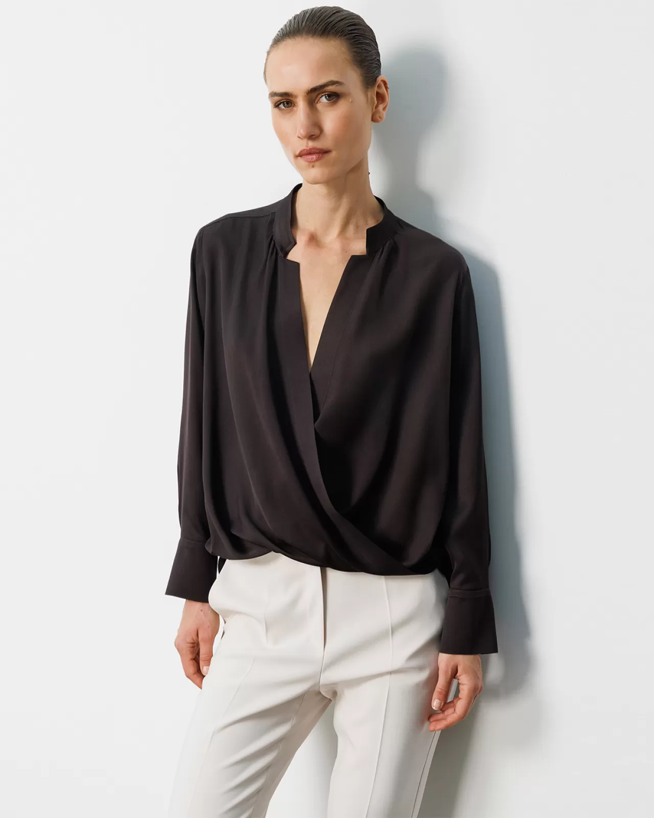 Tuzun Giyim'den Ofisten Akşam Yemeğine Şıklık: Anvelop Manşetli Bluz