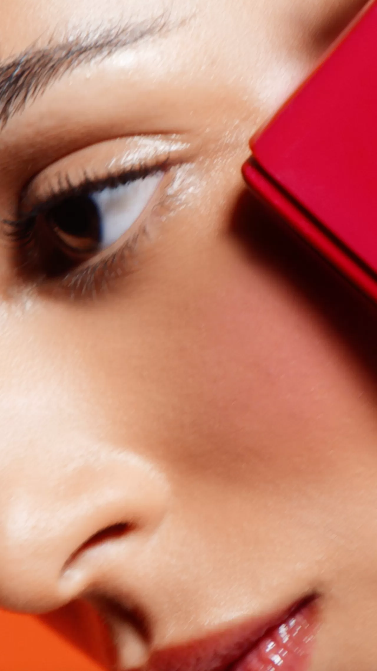 Dolce&Gabbana'nın Yeni Cherry Glaze Bar'ı Yanaklarda Parlaklık Vaat Ediyor